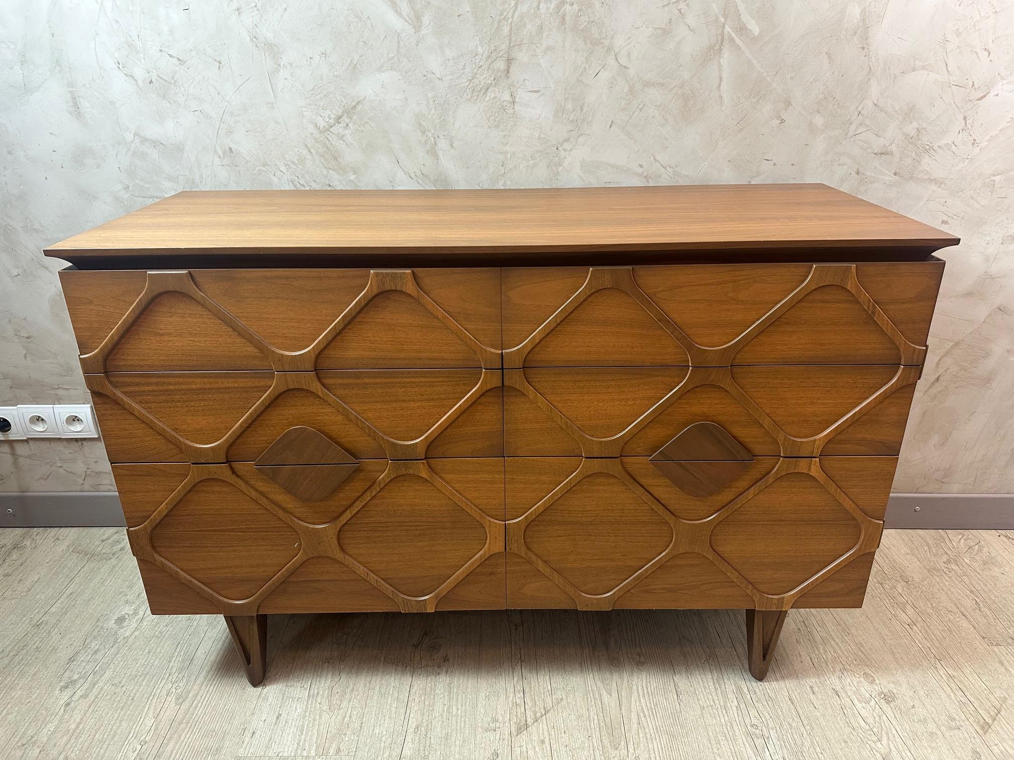 Bellissima cassettiera contemporanea in legno composito, composta da 6 cassetti con ammortizzatori.
Molto funzionale e originale con la sua facciata a motivi geometrici in stile vintage italiano.
Alcuni piccoli graffi sulla parte superiore ma in
