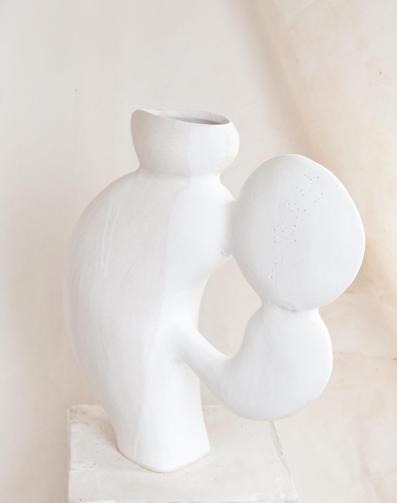 Britannique Vase en céramique contemporain et fabriqué à la main, Dogu Lady 20, de Noe Kuremoto en vente