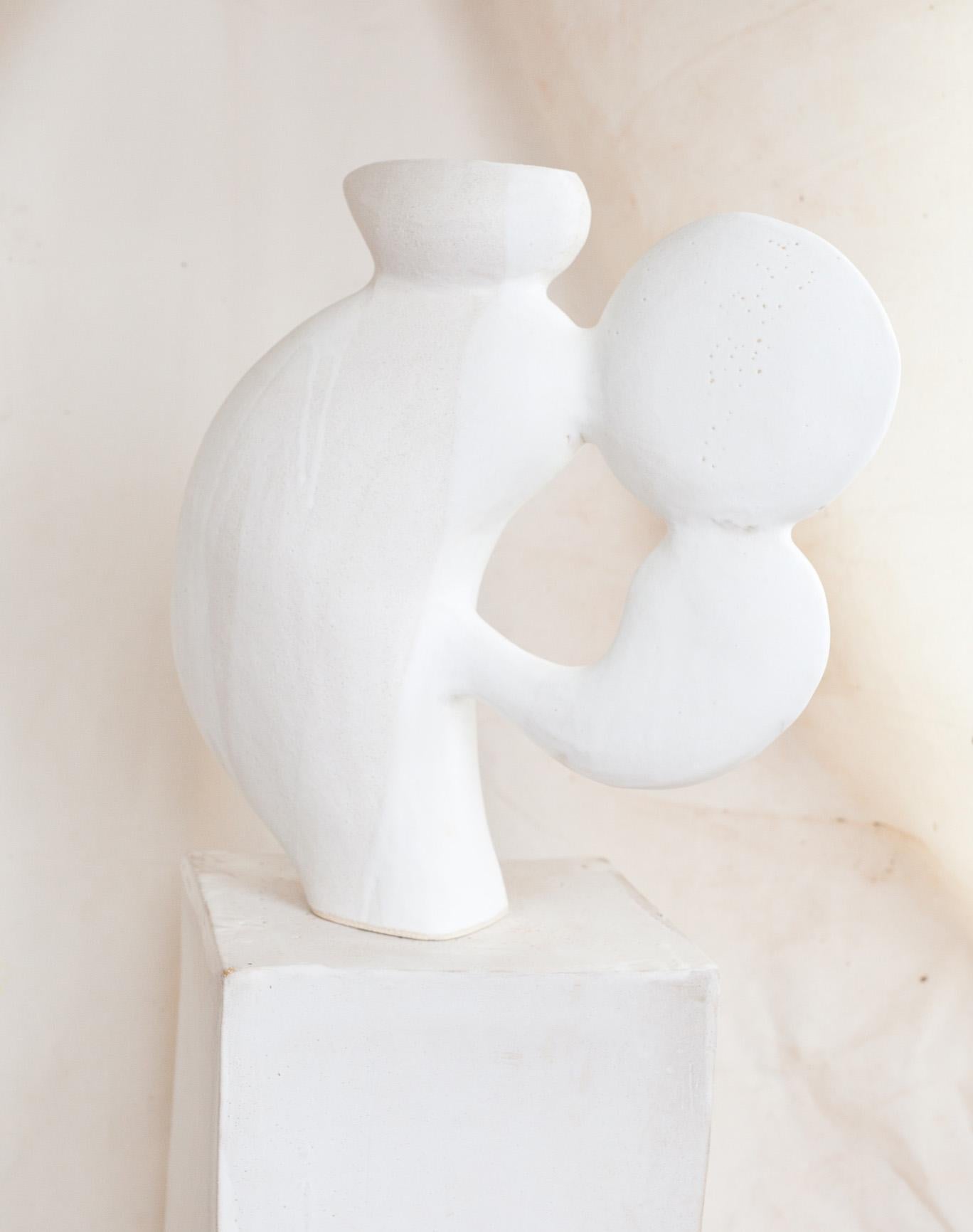 Sculpté à la main Vase en céramique contemporain et fabriqué à la main, Dogu Lady 20, de Noe Kuremoto en vente
