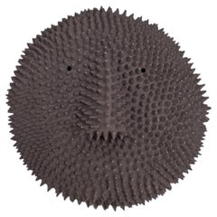 Contemporanea e artigianale, la maschera da parete in ceramica Shadow 2 di Noe Kuremoto