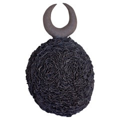 Zeitgenössische und handgefertigte Shadow 5 Wandmaske aus Keramik von Noe Kuremoto