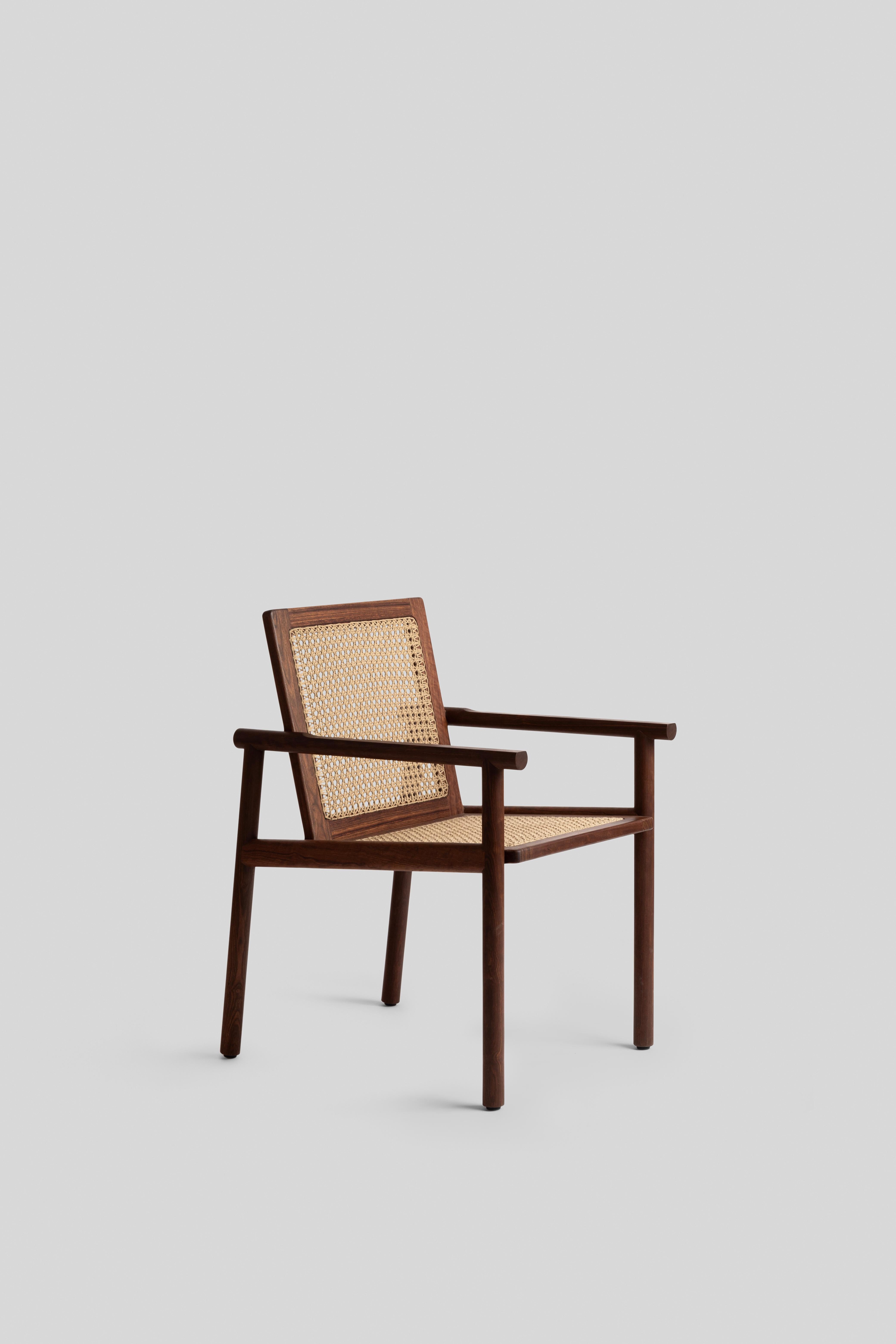 The design of the COCOM chair finds its roots in the rich tradition of wicker rockers and armchairs intricately woven in Yucatan. A testament to the fusion of tradition and modernity, this piece belongs to the esteemed COCOM collection. Each item in