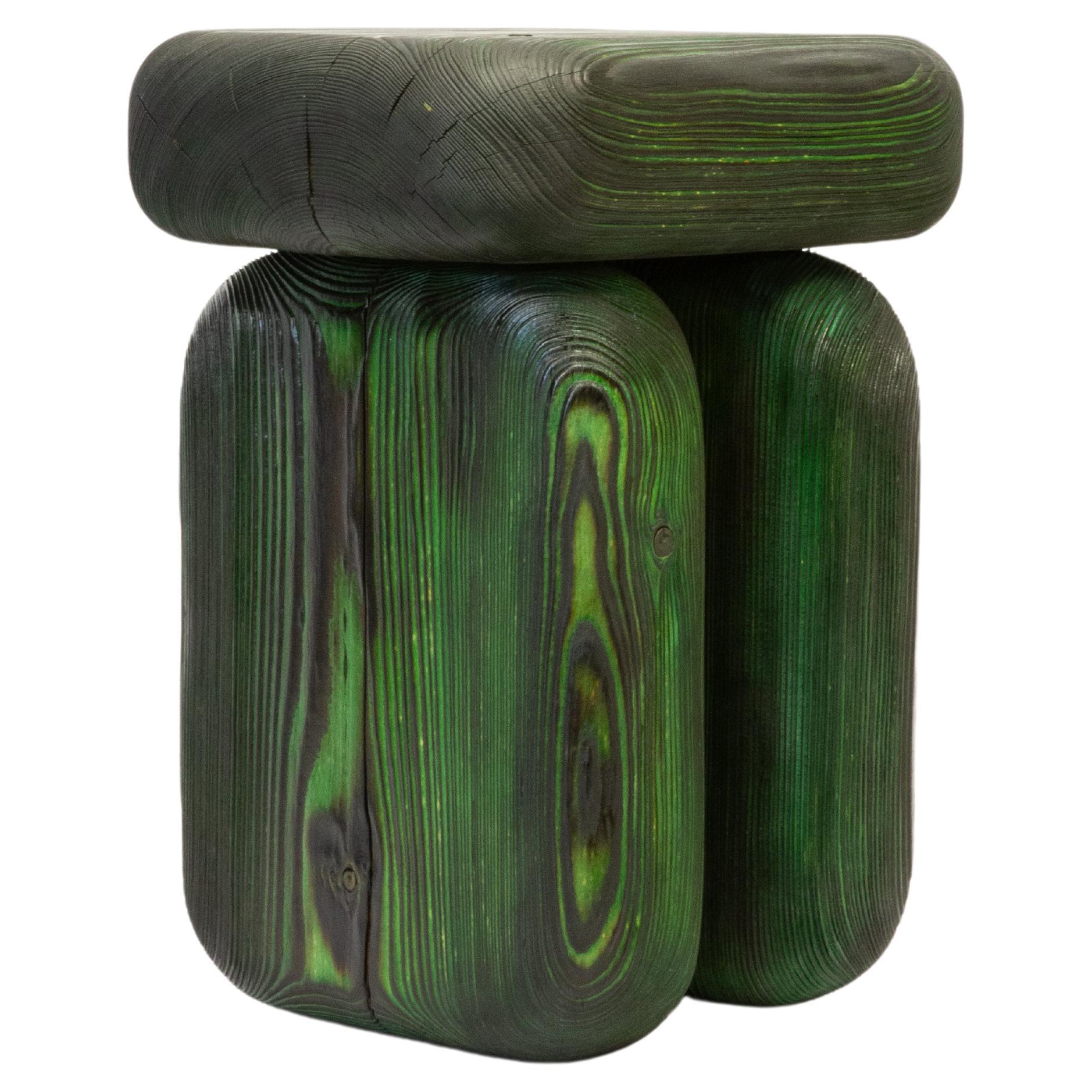 Zeitgenössischer und greifbarer Hocker aus gebranntem und gefärbtem Fichtenholz von Lisa Ertel