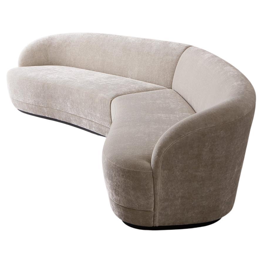 Des courbes subtiles et une élégance discrète, combinées à une assise extrêmement confortable, font de ce canapé un élément parfait pour tout intérieur. Ce canapé comprend cinq coussins de 19,5 x 19,5 pouces et possède une structure en bois et une