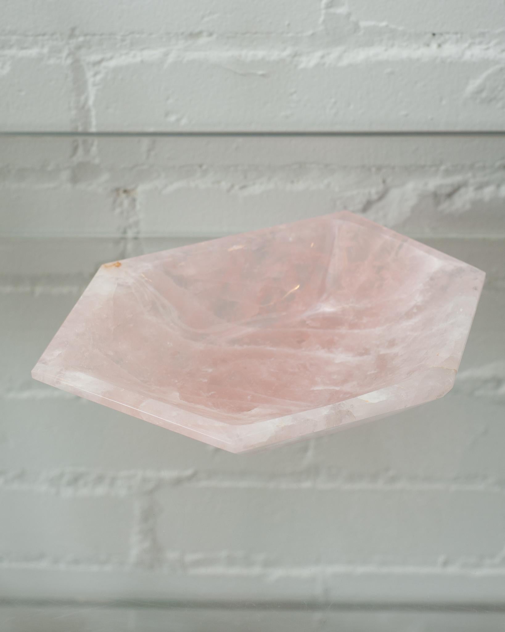 Zeitgenössische, kantige Schale aus rosa Rosenquarz (amerikanisch) im Angebot