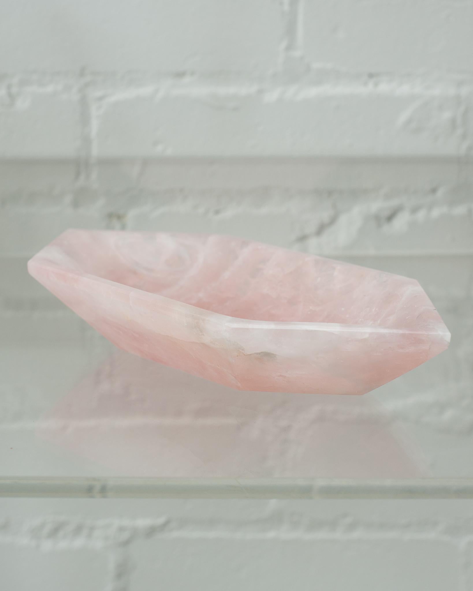 Américain Bol angulaire contemporain en quartz rose et rose en vente