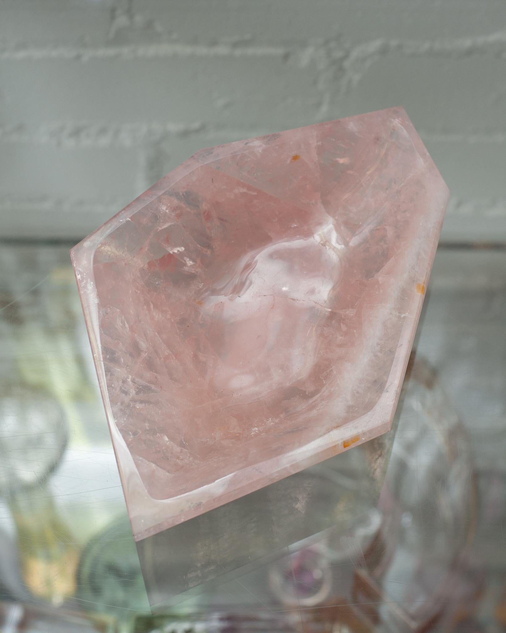 Bol angulaire contemporain en quartz rose Neuf à Toronto, ON