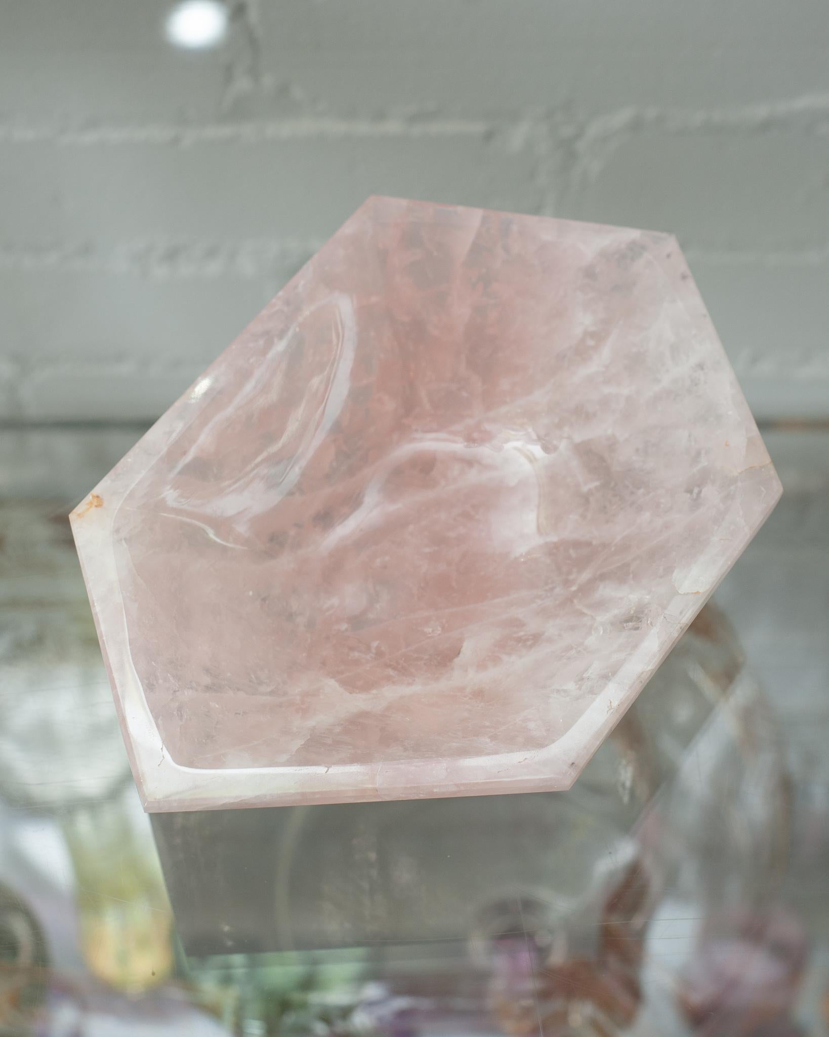 Zeitgenössische, kantige Schale aus rosa Rosenquarz im Zustand „Neu“ im Angebot in Toronto, ON