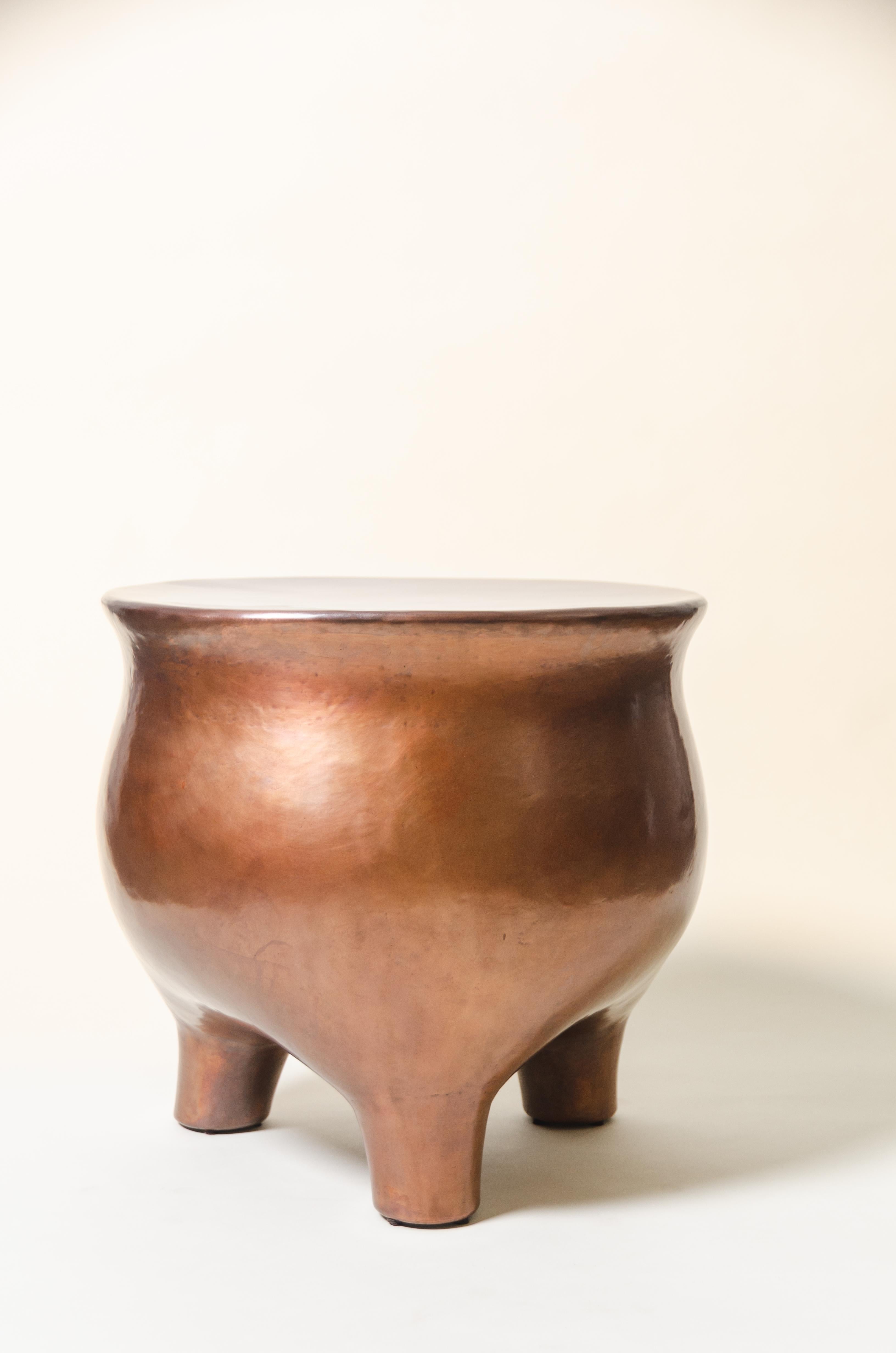 Zeitgenössischer dreibeiniger Trommelhocker aus antikem Kupfer mit Li-Design von Robert Kuo (Moderne) im Angebot