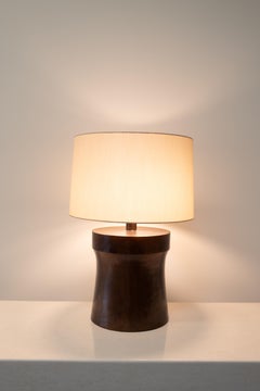 Lampada da tavolo contemporanea in rame anticato Dong Shan di Robert Kuo, edizione limitata