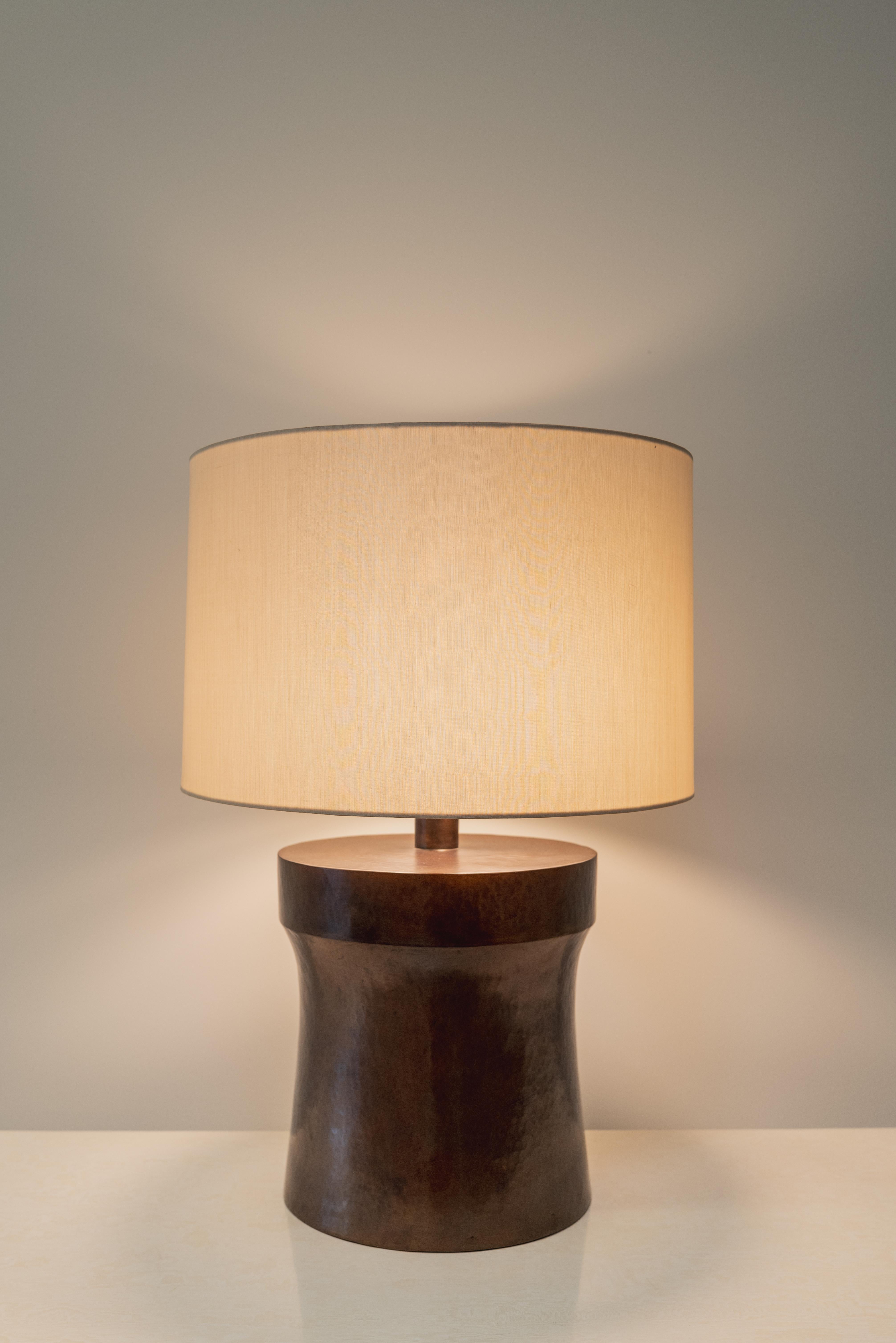 Minimaliste Lampe à poser contemporaine Dong Shan en cuivre antiquité par Robert Kuo, édition limitée en vente