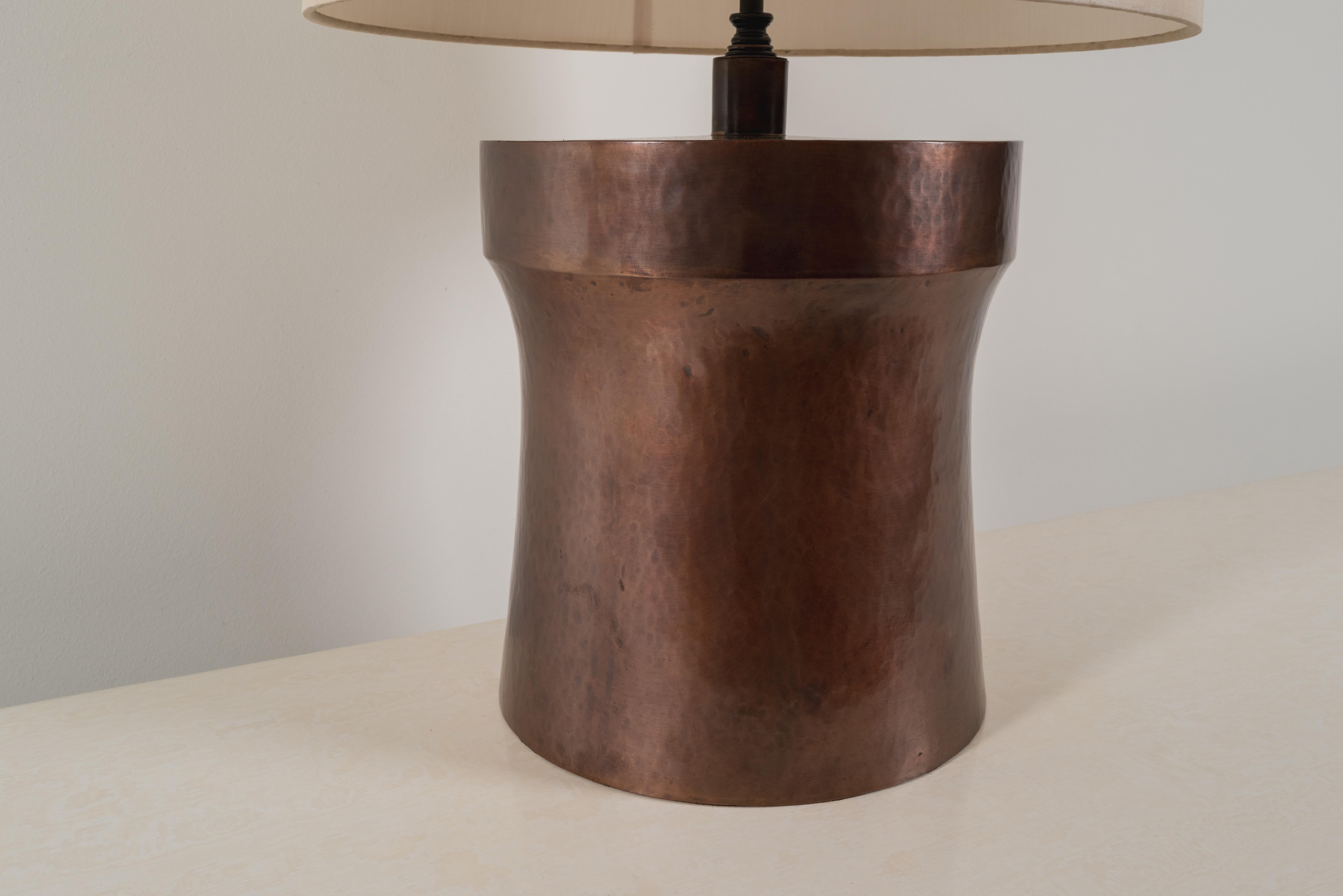Repoussé Lampe à poser contemporaine Dong Shan en cuivre antiquité par Robert Kuo, édition limitée en vente