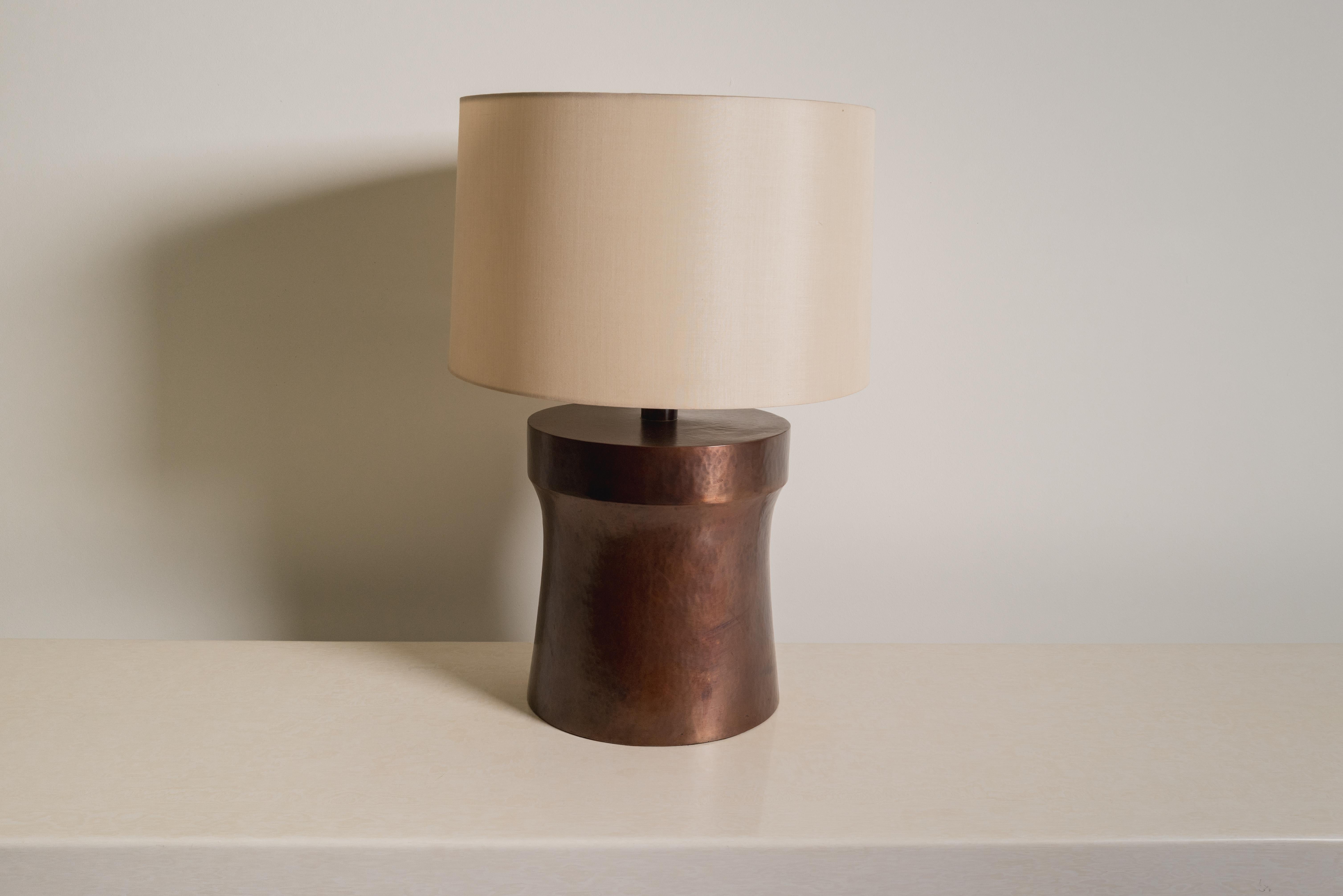 Lampe à poser contemporaine Dong Shan en cuivre antiquité par Robert Kuo, édition limitée Neuf - En vente à Los Angeles, CA