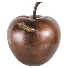 Sculpture contemporaine de pomme avec Worm en cuivre antique et laiton de Robert Kuo