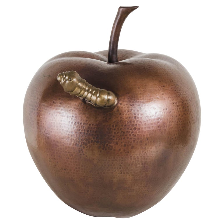 Sculpture contemporaine de pomme avec Worm en cuivre antique et laiton de  Robert Kuo En vente sur 1stDibs
