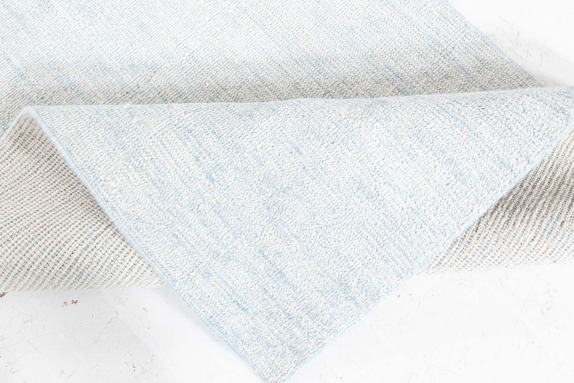 Noué à la main Tapis contemporain en laine bleu aquatique de Doris Leslie Blau en vente