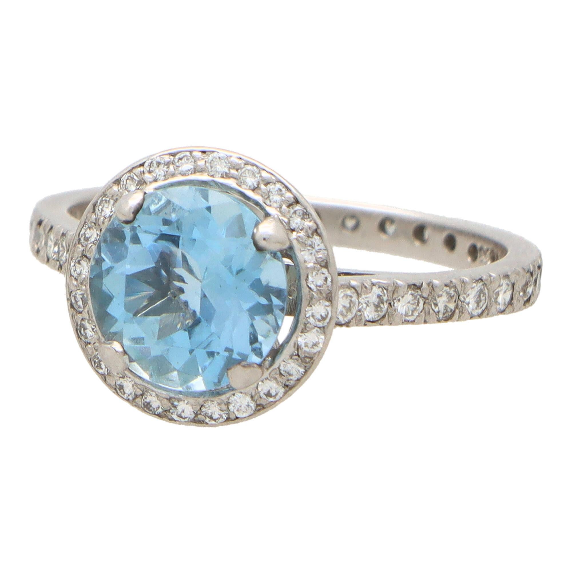 Anillo Halo Contemporáneo de Aguamarina y Diamantes en Platino Moderno en venta