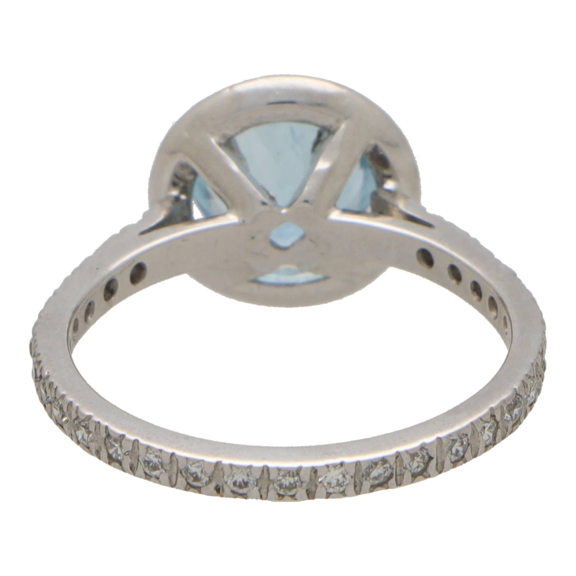 Anillo Halo Contemporáneo de Aguamarina y Diamantes en Platino en Excelente estado para la venta en London, GB
