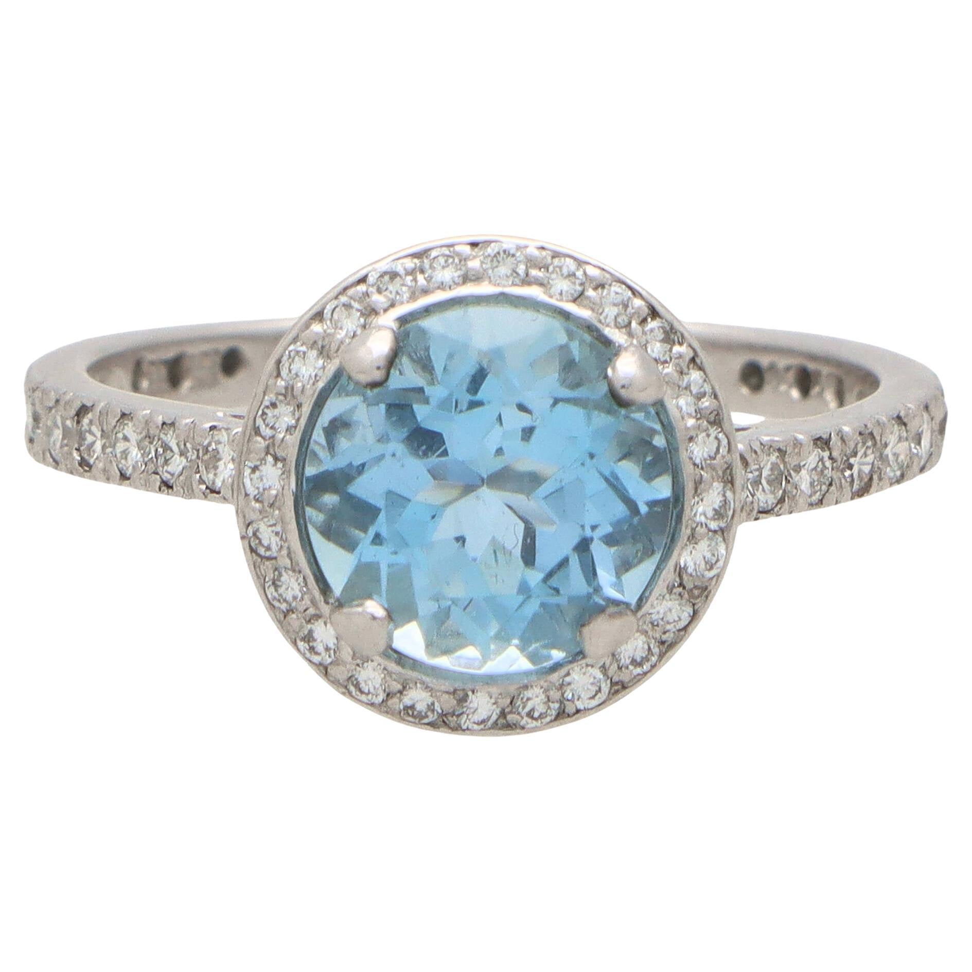 Anillo Halo Contemporáneo de Aguamarina y Diamantes en Platino en venta