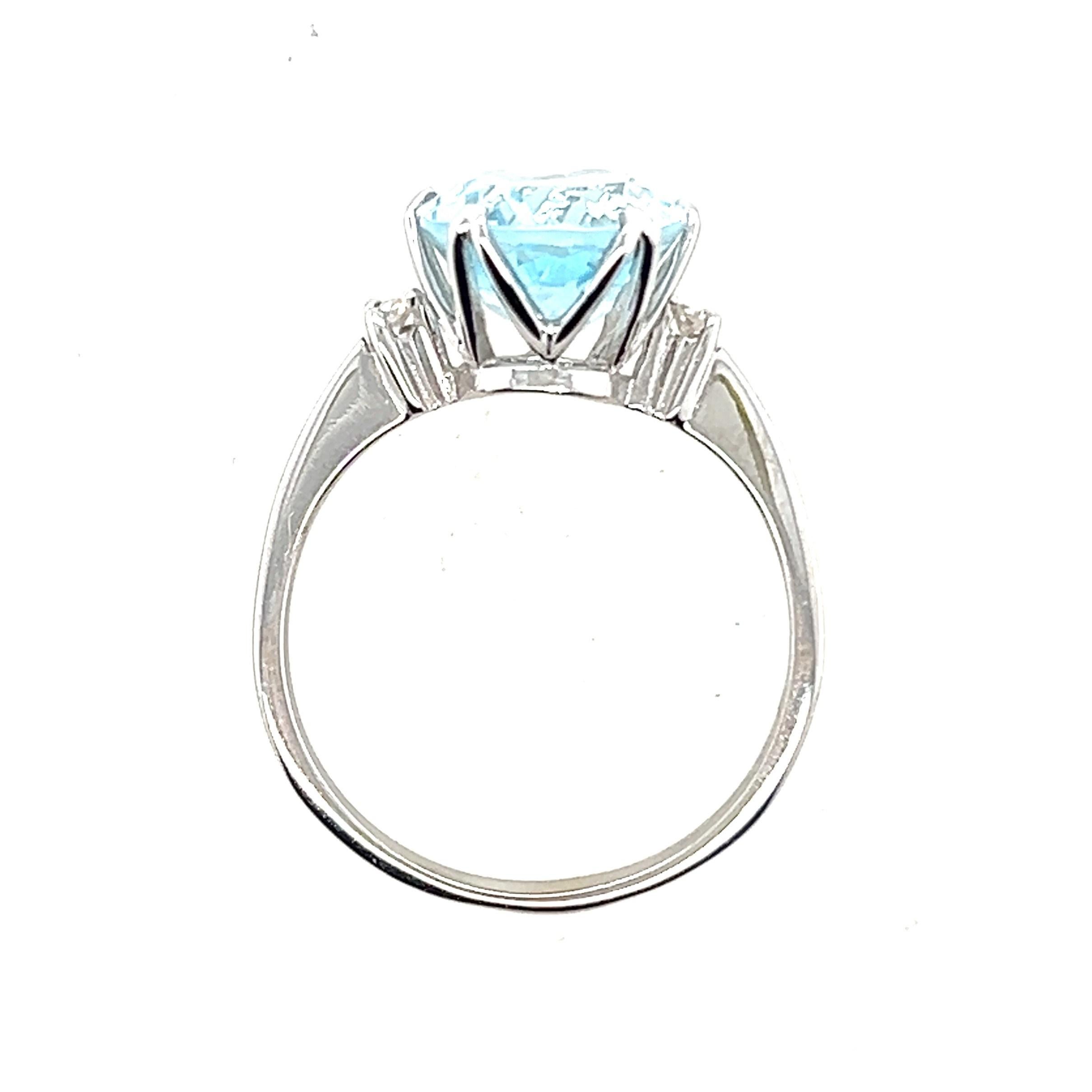Contemporary 4.25 Carat Oval Aquamarine and Diamond Accent White Gold Ring In Good Condition In Towson, MD