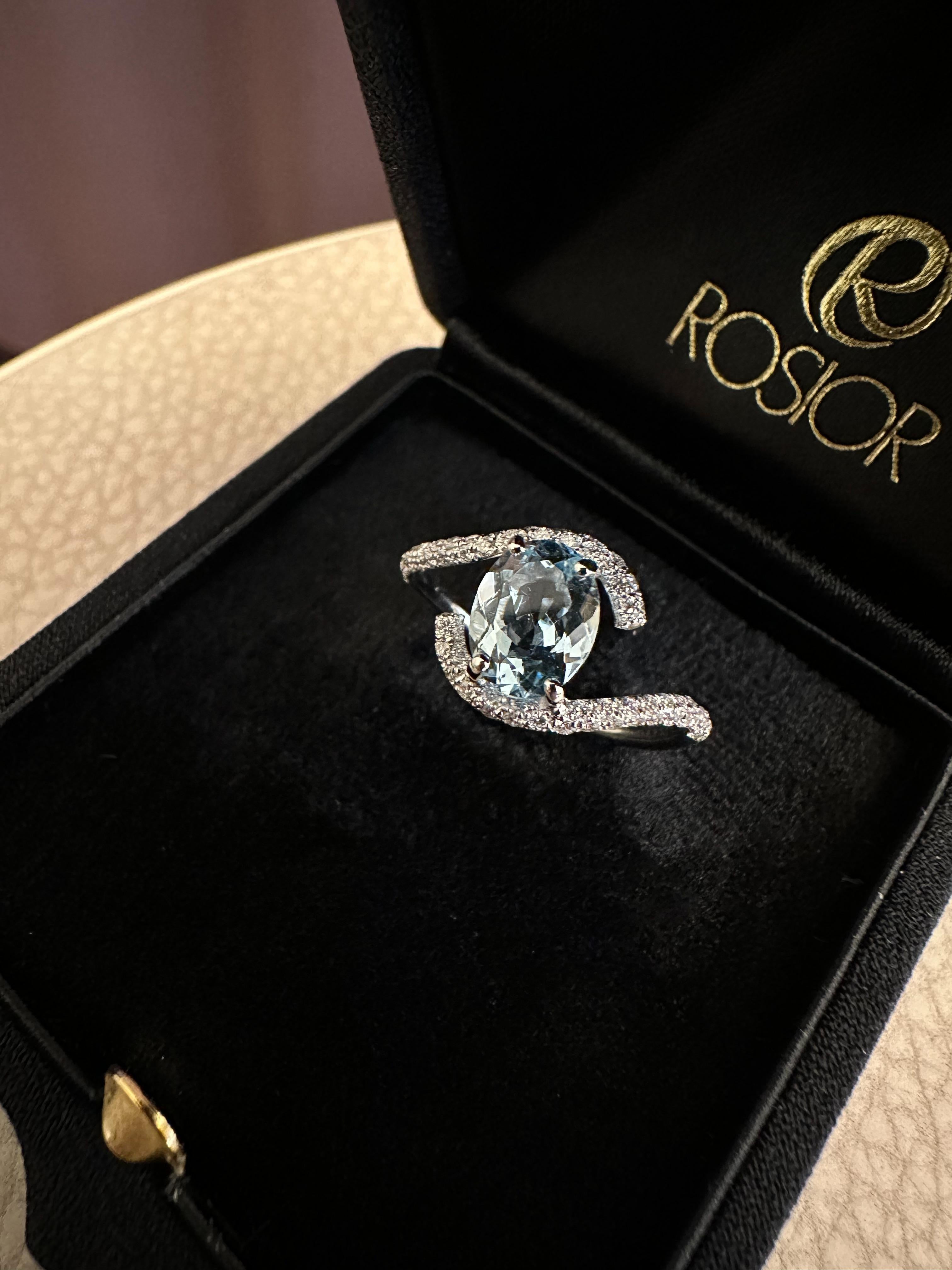 Contemporary Aquamarine and Diamond Solitaire Ring Set in White Gold For Sale 1