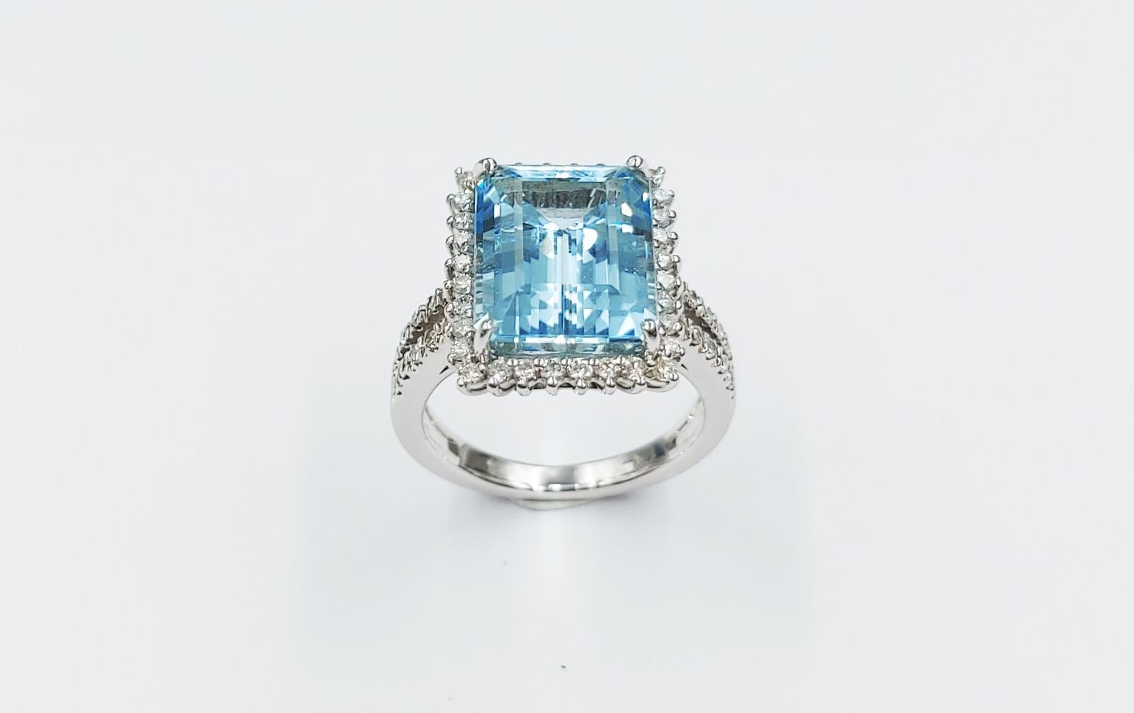 Elegant contemporary aquamarine (emerald cut; 5.82 carats), brilliant cut diamond (0.59 carats) and 18 carats white gold (7.10 grams) ring.