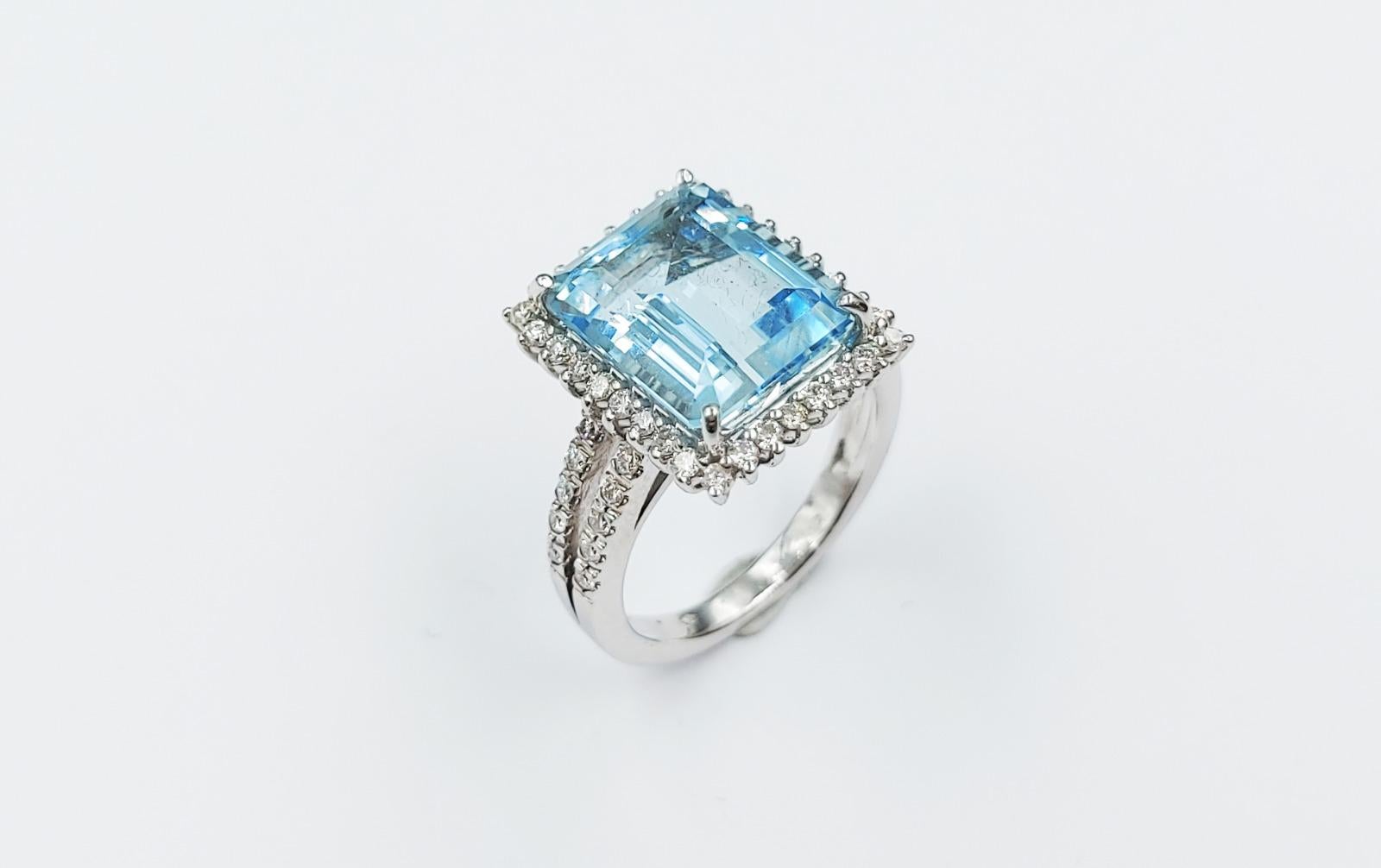 Modern Contemporary Aquamarine Brilliant Cut Diamond 18 Carats White Gold Ring For Sale