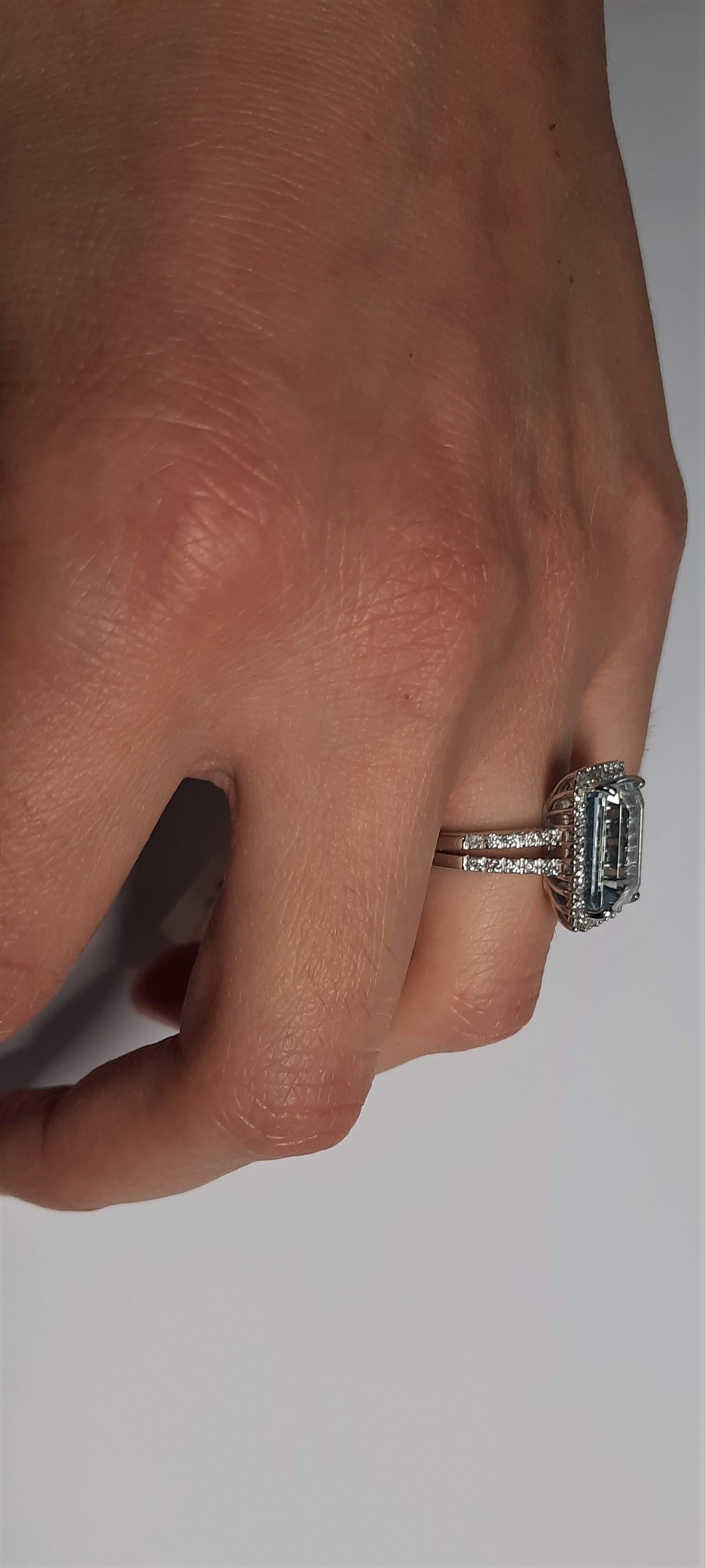 Contemporary Aquamarine Brilliant Cut Diamond 18 Carats White Gold Ring For Sale 2