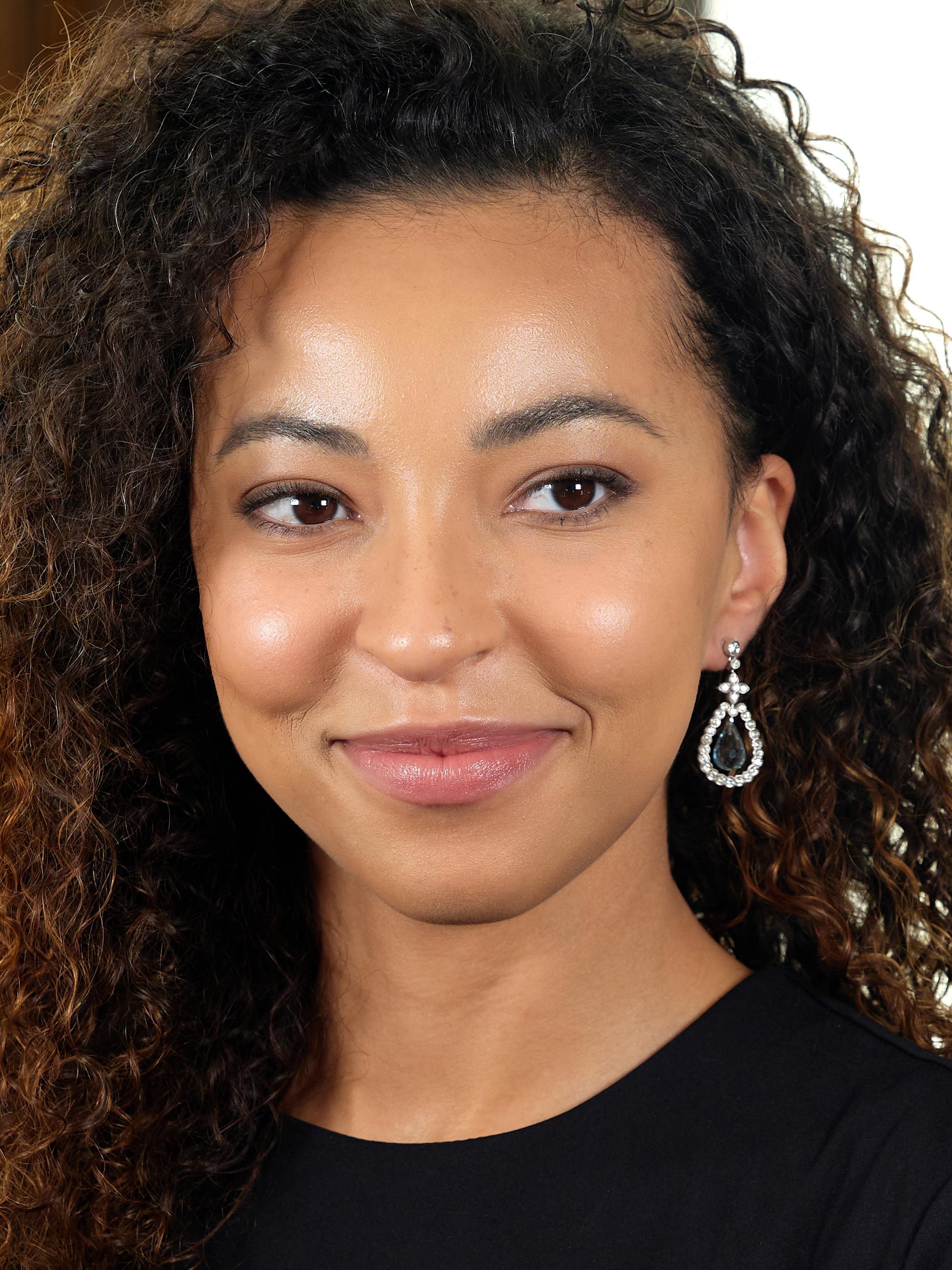 Progettato come un contorno rotondo che sospende forme a stella e a pera.
Lunetta e perline incastonate con diamanti rotondi taglio brillante
Peso totale di circa 2,20 carati - colore K/L con purezza VS2
Il centro della pera forma delle gocce di