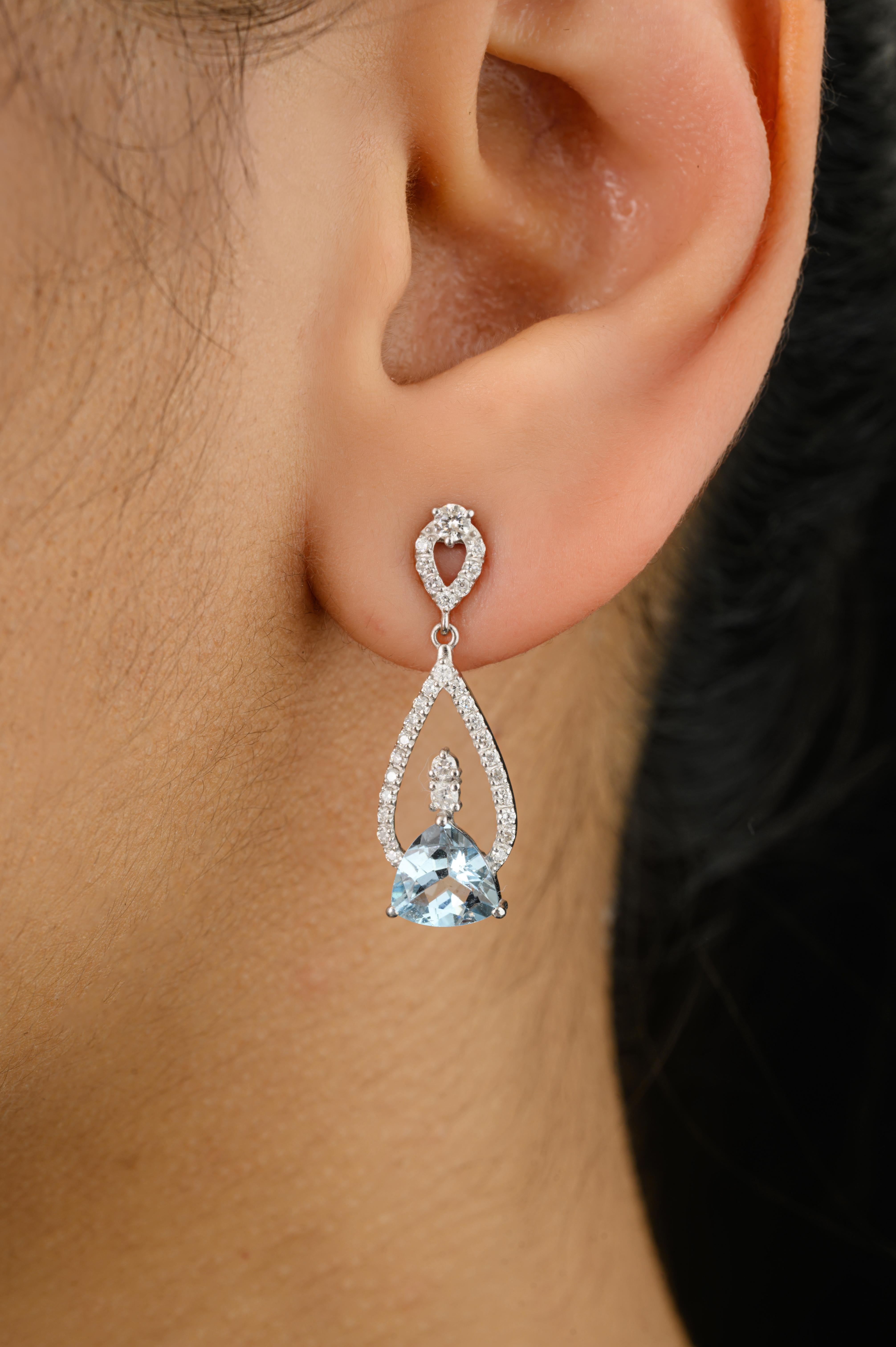 Donna Orecchini pendenti contemporanei con acquamarina e diamanti in oro bianco massiccio 18k in vendita