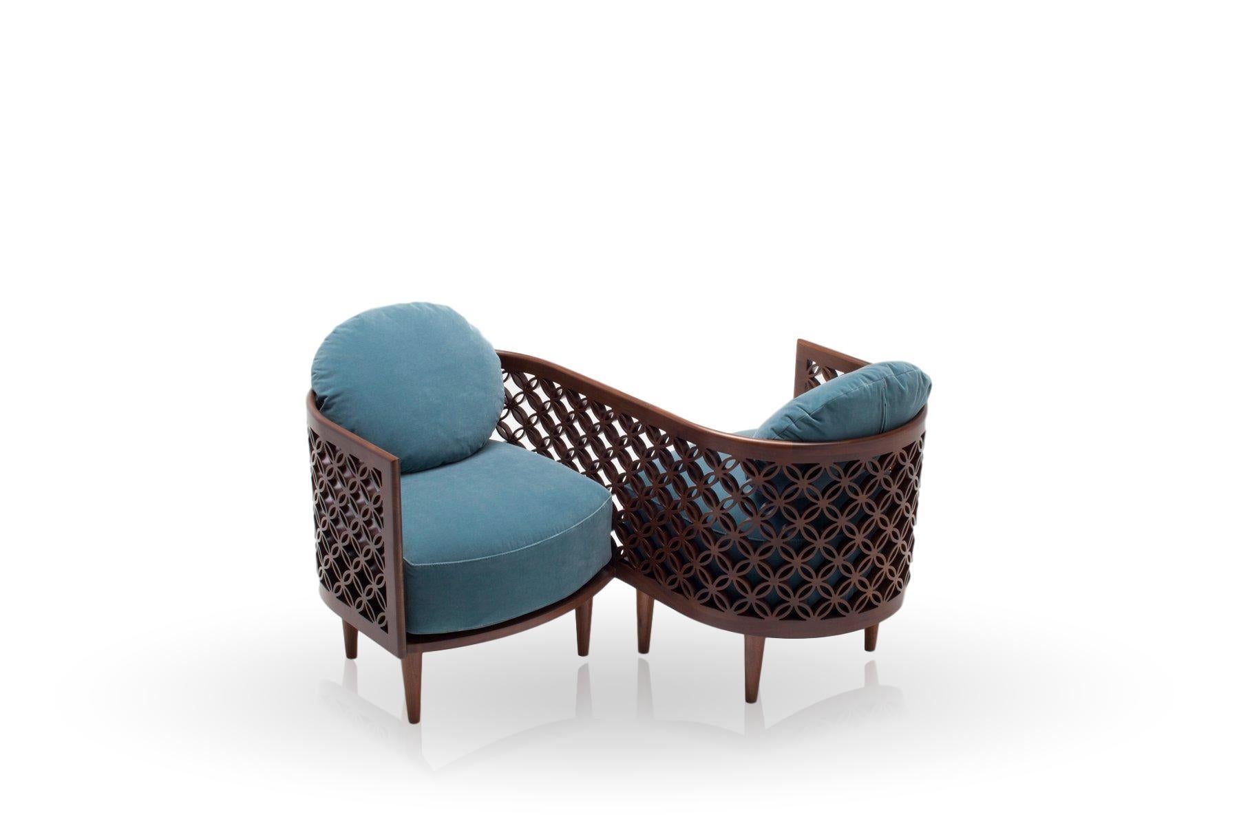 Velours Fauteuil Arabesque contemporain en noyer américain en vente