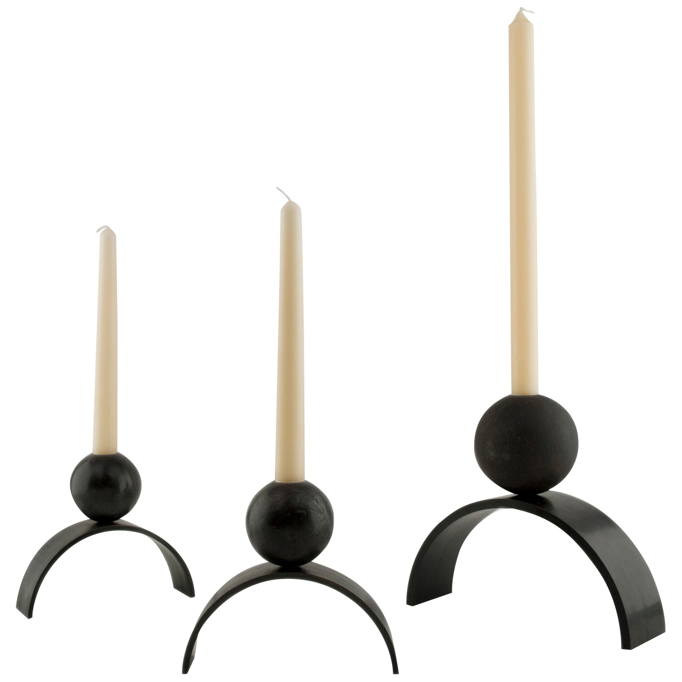 Zeitgenössischer Kerzenständer mit Bogen und Kugel, extra groß aus schwerem schwarzem Stahl im Zustand „Neu“ im Angebot in London, GB