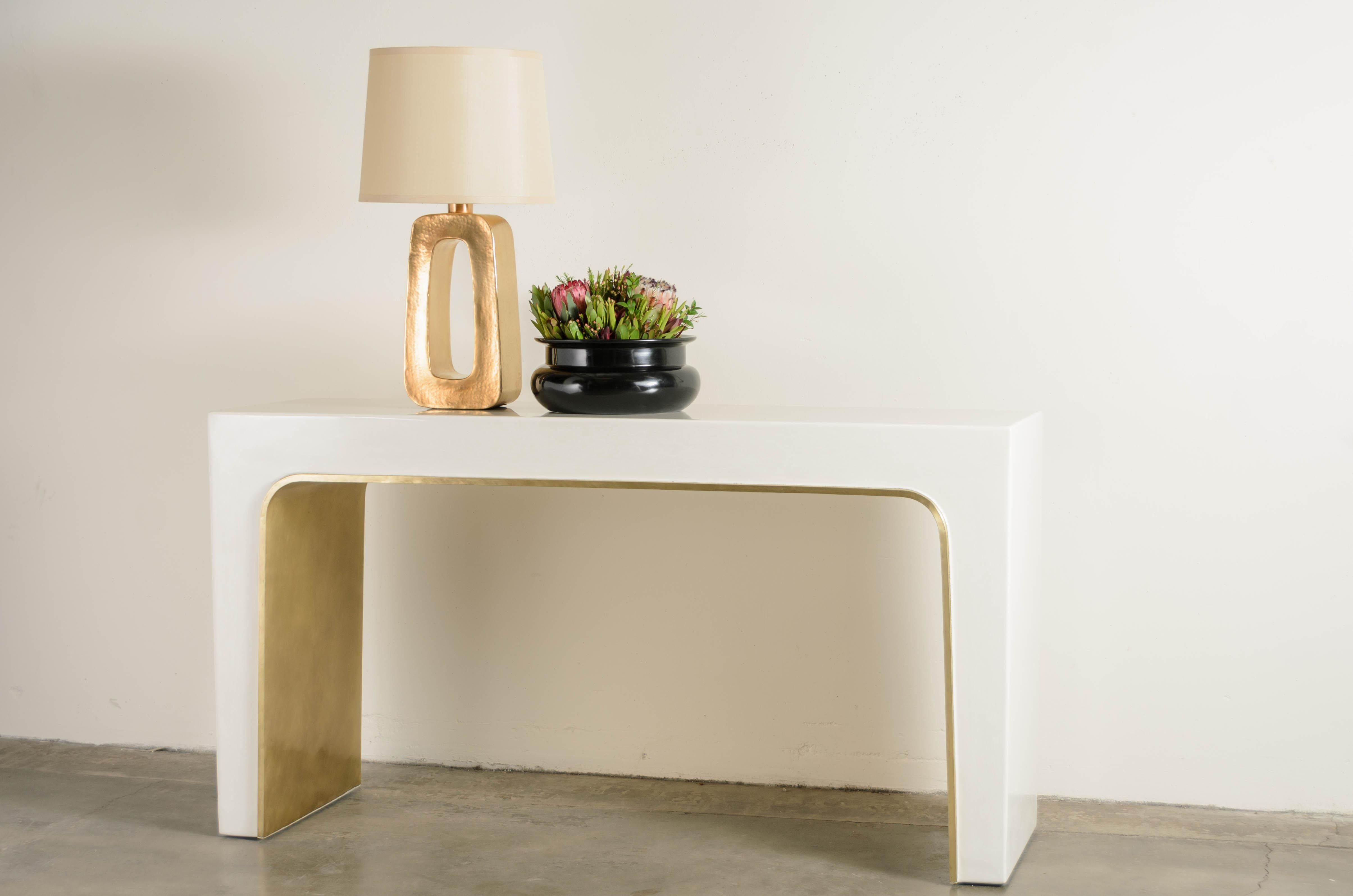 Contemporary Arch Console w/ Brass Trim in Cream Lacquer by Robert Kuo In New Condition For Sale In Los Angeles, CA