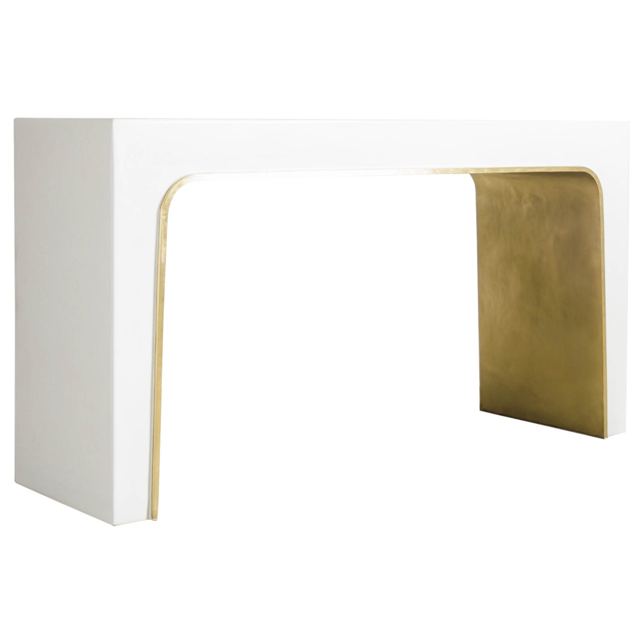 Console contemporaine en forme d'arc avec garniture en laiton en laque crème de Robert Kuo