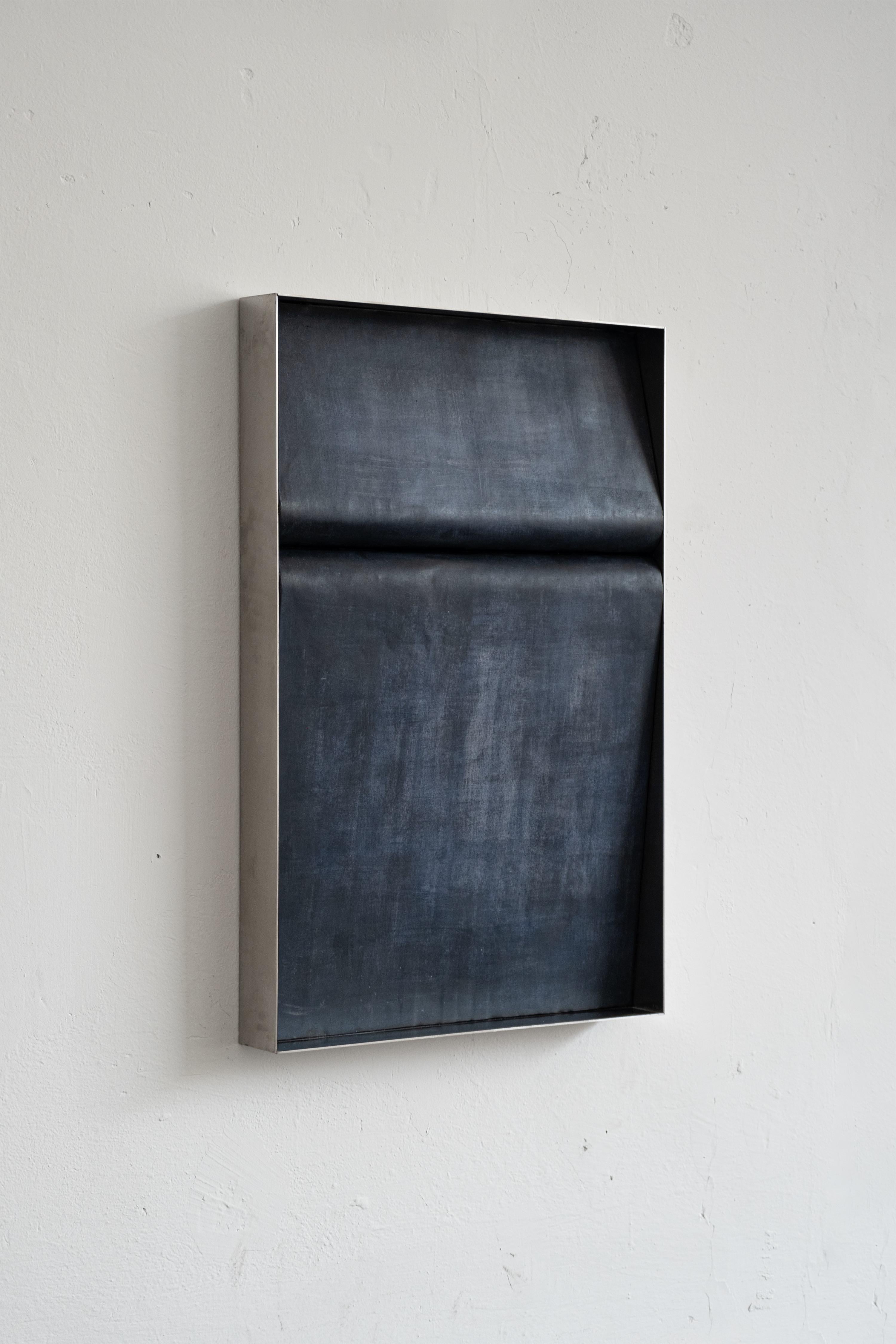 Contemporary Arch Wallpiece Black 2 mit patiniertem Leder von Jumandie Seys (Handgefertigt) im Angebot
