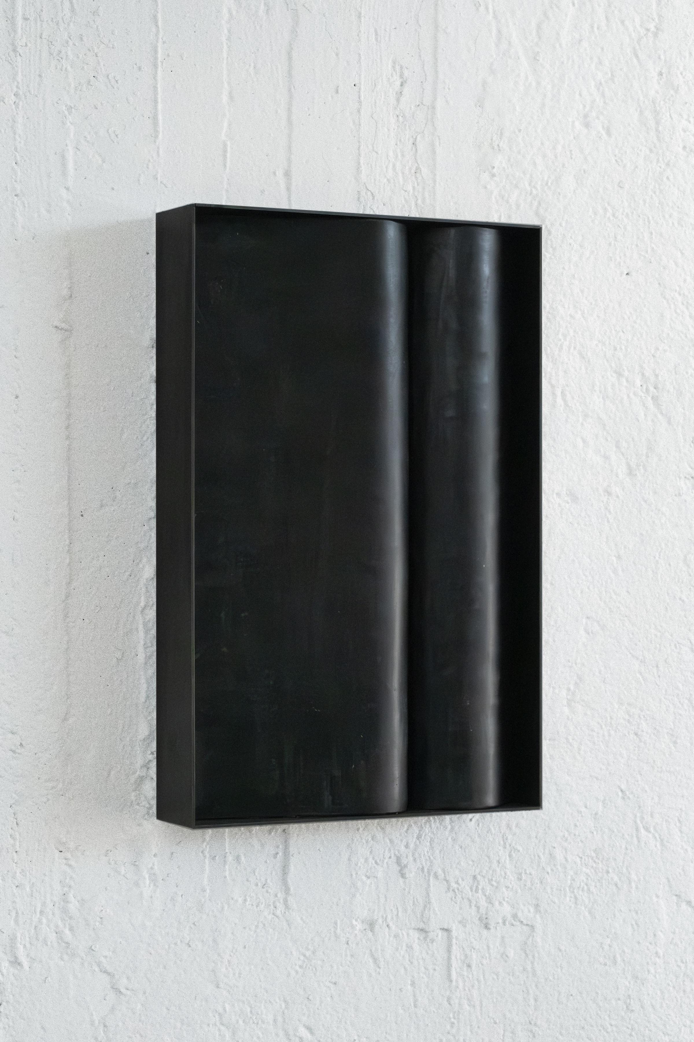 Jumandie Seys è un'artista e interior designer belga il cui lavoro si colloca a cavallo tra arte e design. Alla ricerca della pura espressione della forma e del materiale, crea oggetti dalla purezza scultorea, spesso giustapponendo elementi grezzi e