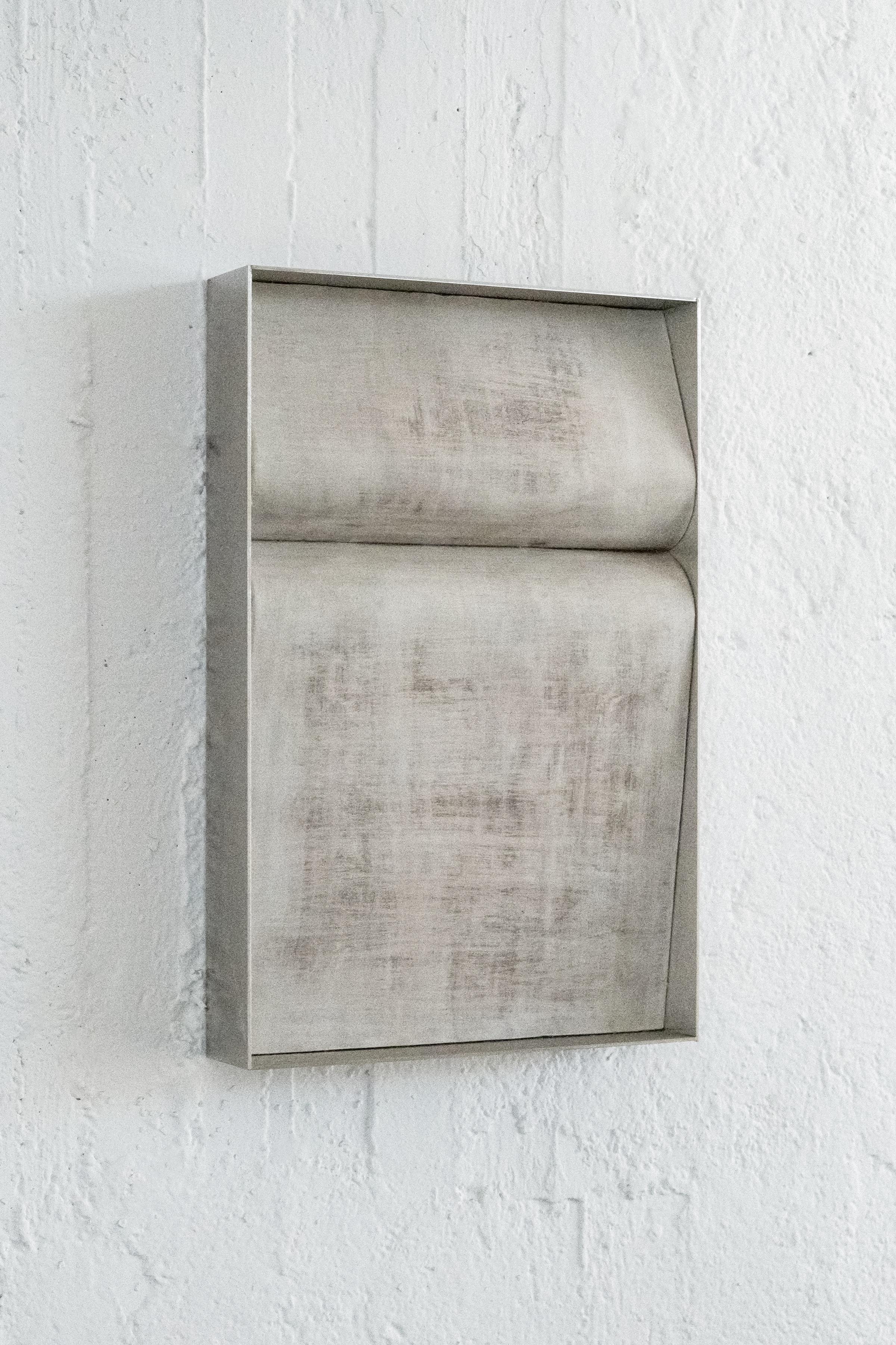 Jumandie Seys è un'artista e interior designer belga il cui lavoro si colloca a cavallo tra arte e design. Alla ricerca della pura espressione della forma e del materiale, crea oggetti dalla purezza scultorea, spesso giustapponendo elementi grezzi e