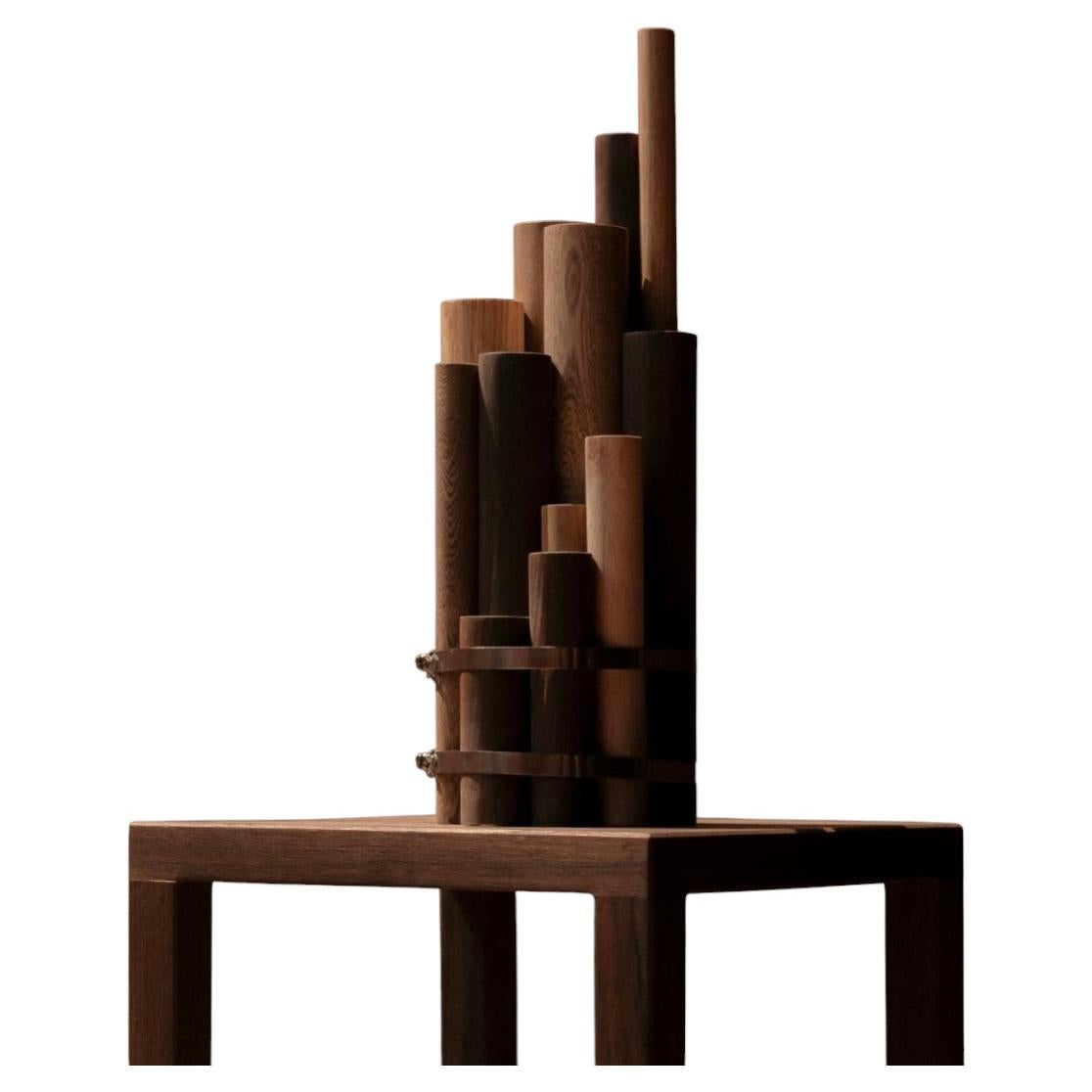 Zeitgenössische architektonische, zylindrische Totem-Skulptur aus gemischtem Holz „Asentamiento“