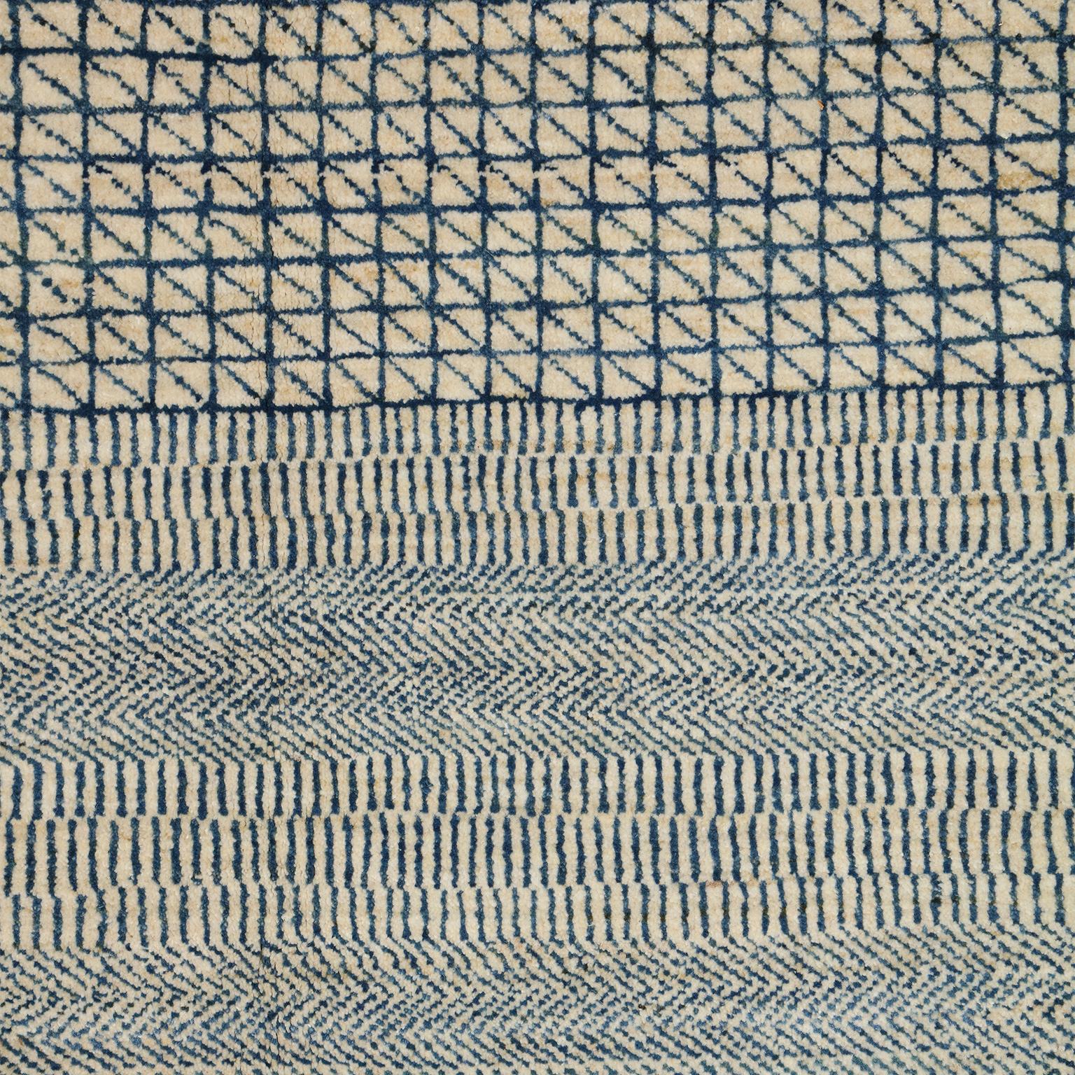 Moderner persischer Teppich „Rain“ von Orley Shabahang, Blau und Creme, Wolle, 8' x 10' (Pflanzlich gefärbt) im Angebot