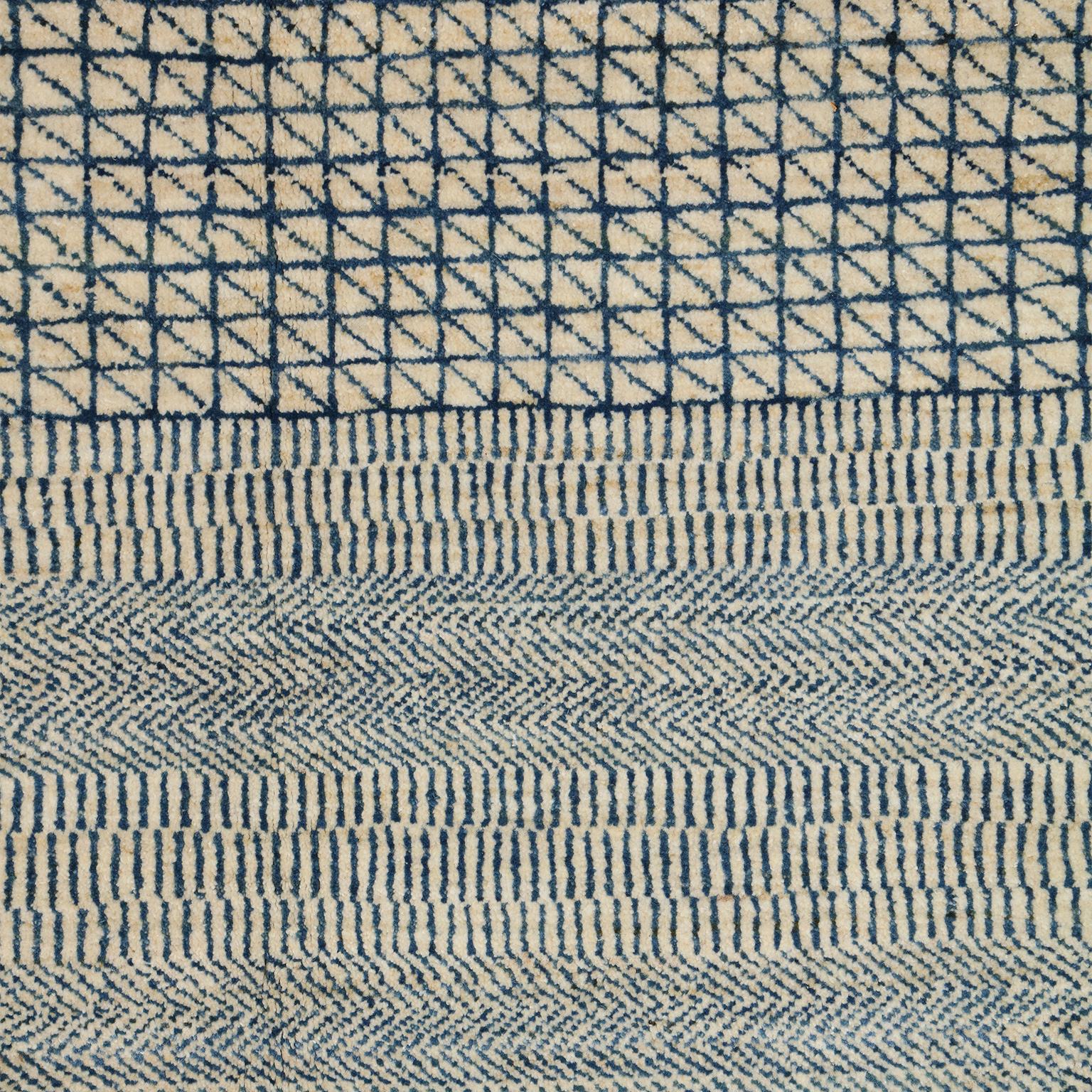 Persiano Hand-Knotted Modern Persian Carpet in Blue and Cream Wool, 8' x 10' in vendita
