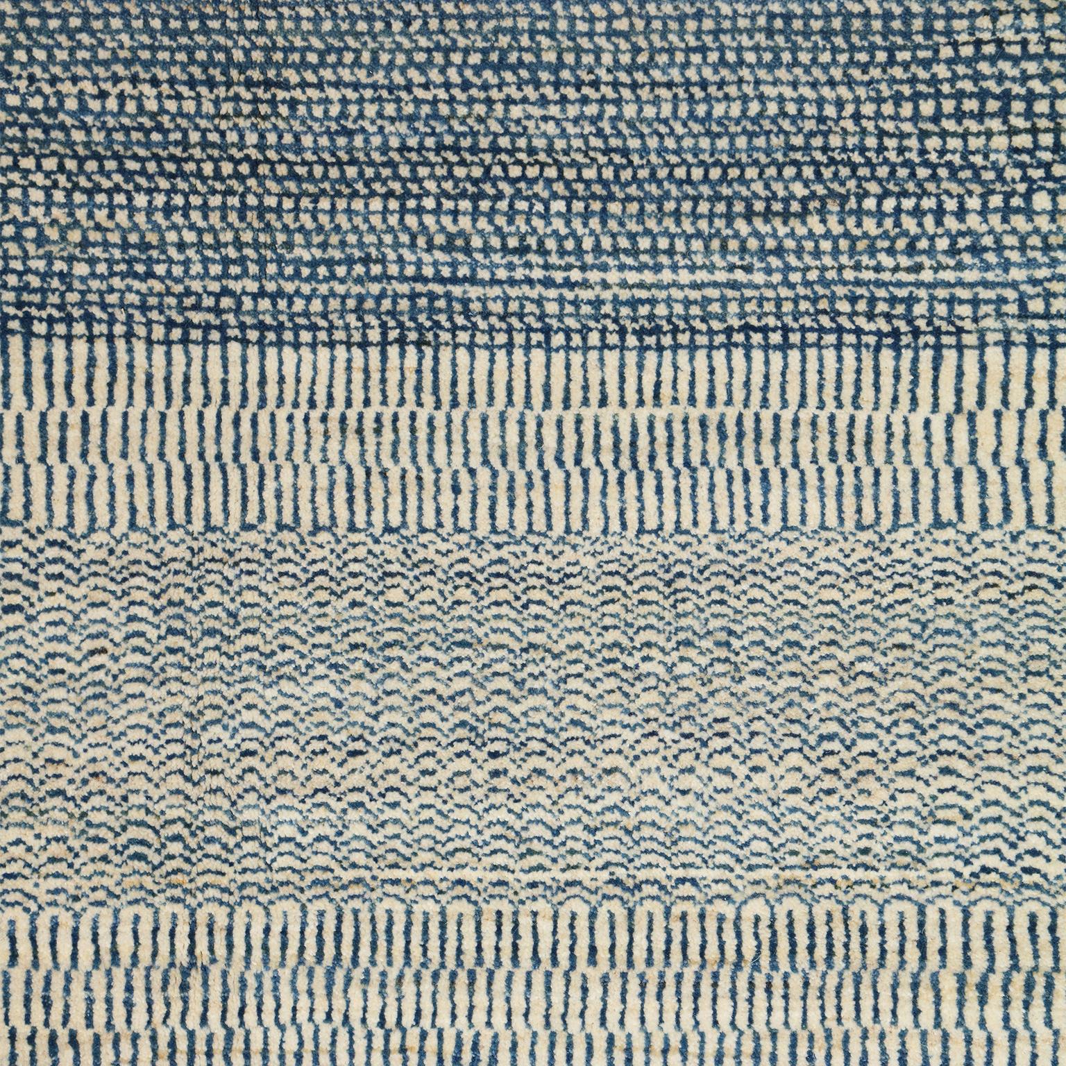 Moderner persischer Teppich „Rain“ von Orley Shabahang, Blau und Creme, Wolle, 8' x 10' im Zustand „Neu“ im Angebot in New York, NY