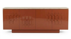 Buffet au style architectural contemporain, en laque terracotta ultra-brillante