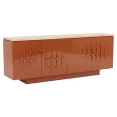 Buffet au style architectural contemporain, en laque terracotta ultra-brillante