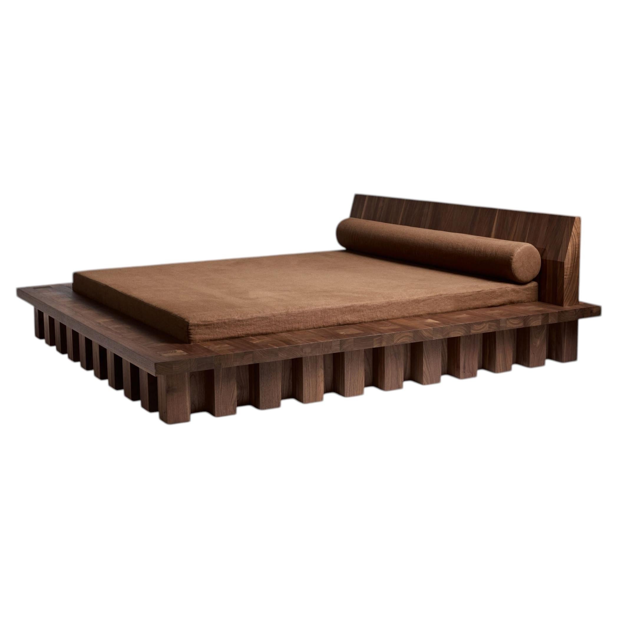 Letto Arcus in stile contemporaneo in noce