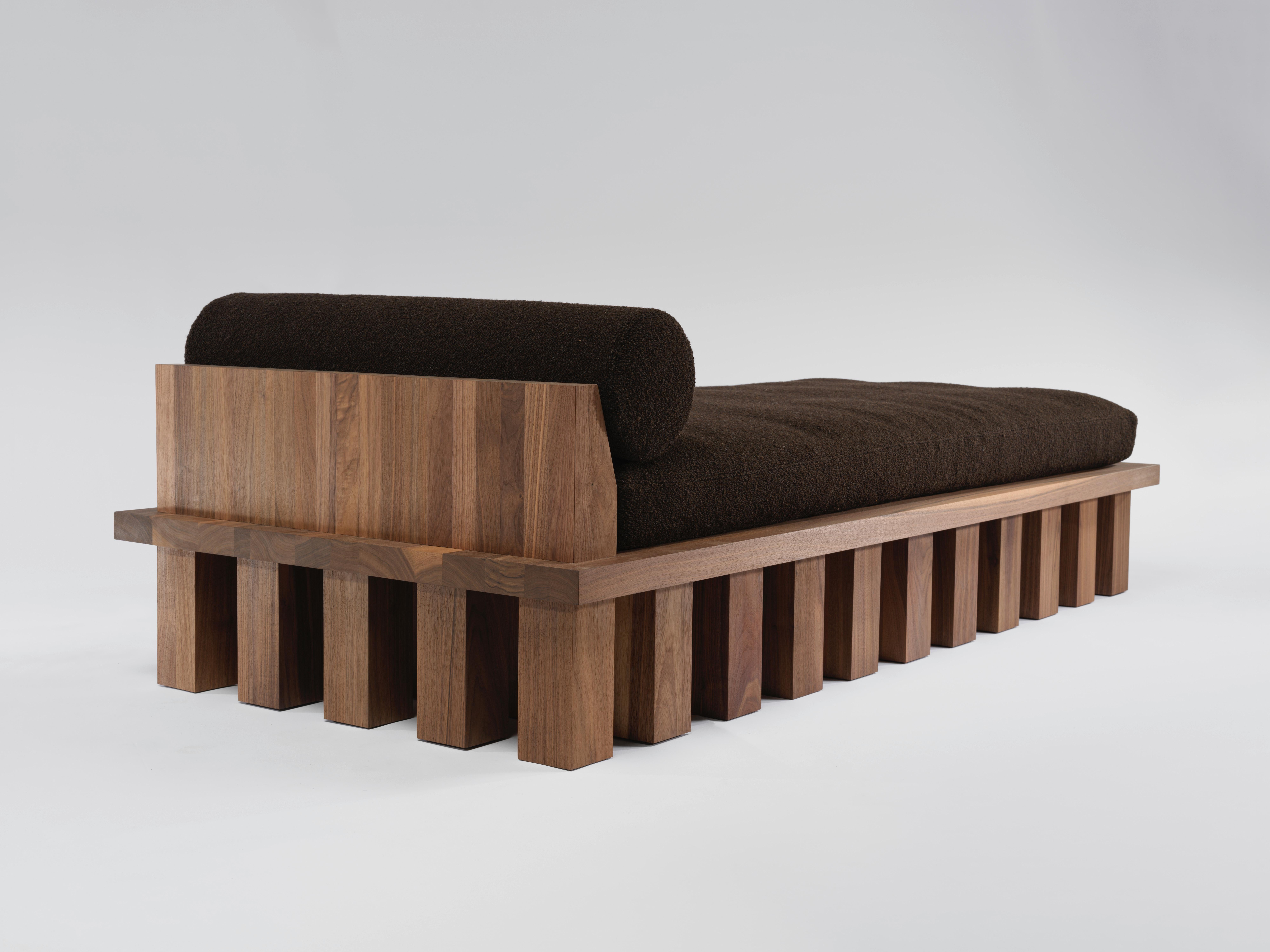 Belge Lit de jour contemporain Arcus en noyer en vente