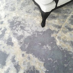 Alfombra Contemporánea Azul, Hecha a Mano de Seda y Lana, "Brotes"