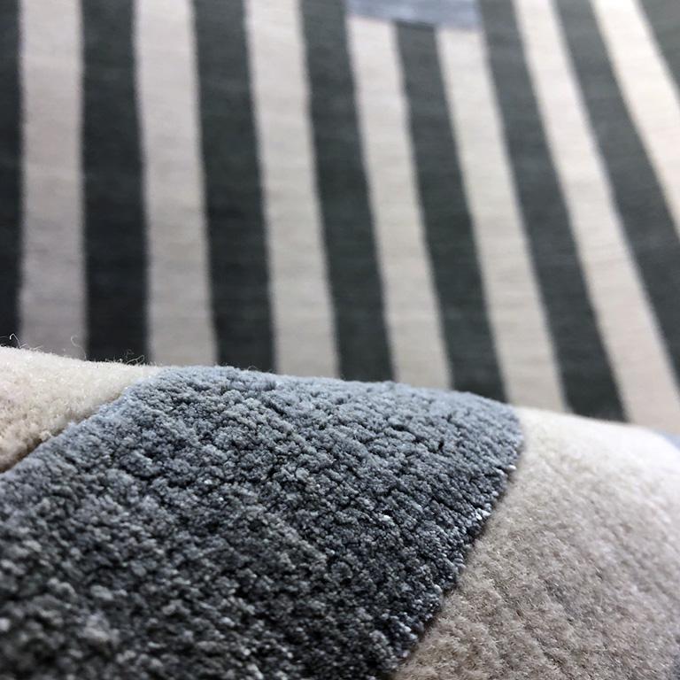 Zeitgenössischer Vorleger Lines in Grau, handgefertigt aus Seide und Wolle, 