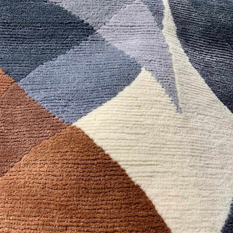 Zeitgenössischer blau-brauner handgefertigter Teppich aus Seidenpastellwolle „Hello Gorgeous“ (Moderne) im Angebot