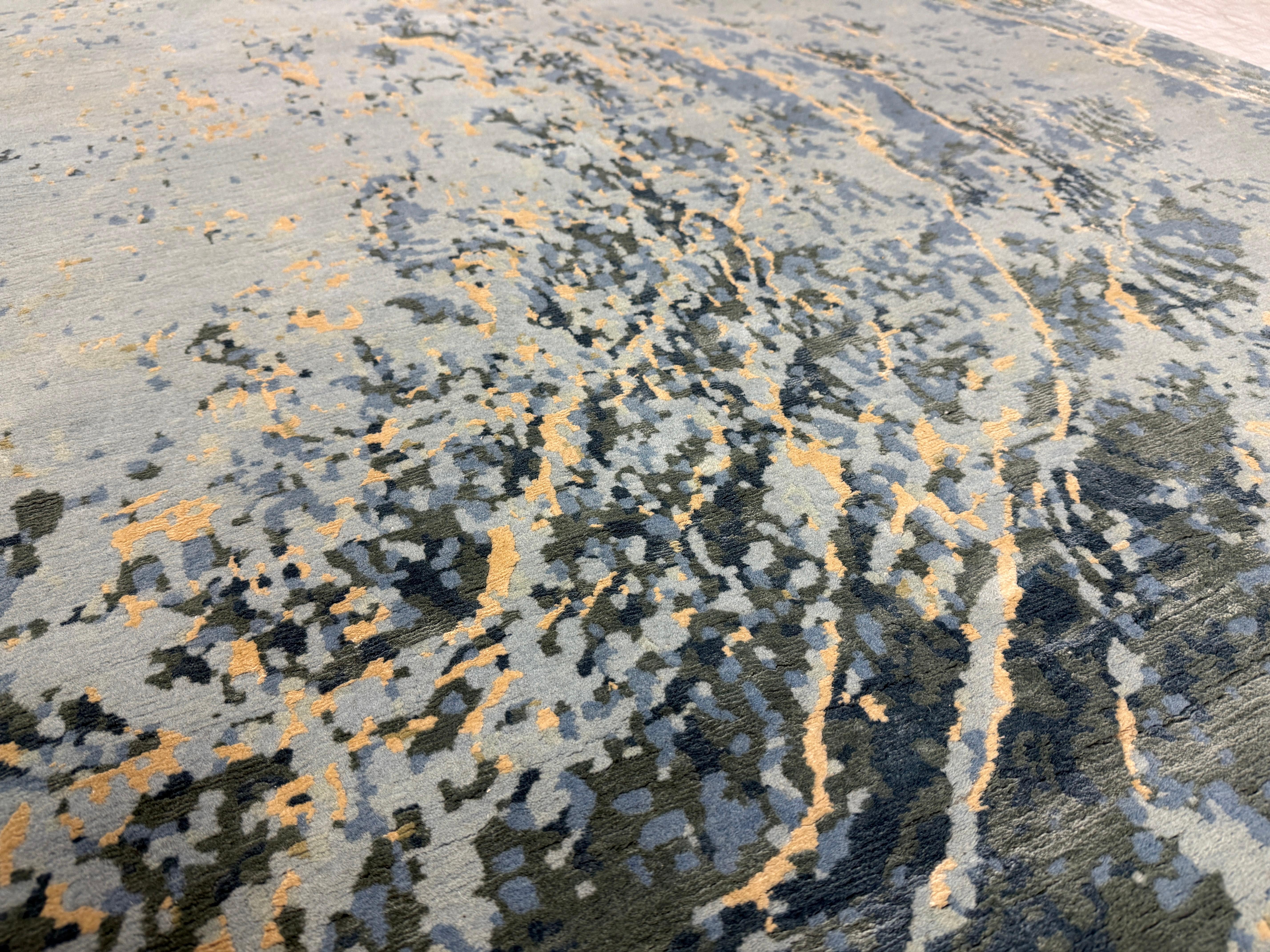 Alfombra Contemporánea Azul, Hecha a Mano de Seda y Lana, 150 Nudos 