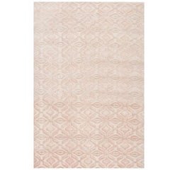 Tapis contemporain crème, ivoire, à ourlet en laine de soie fait à la main, « Envy Cream ».